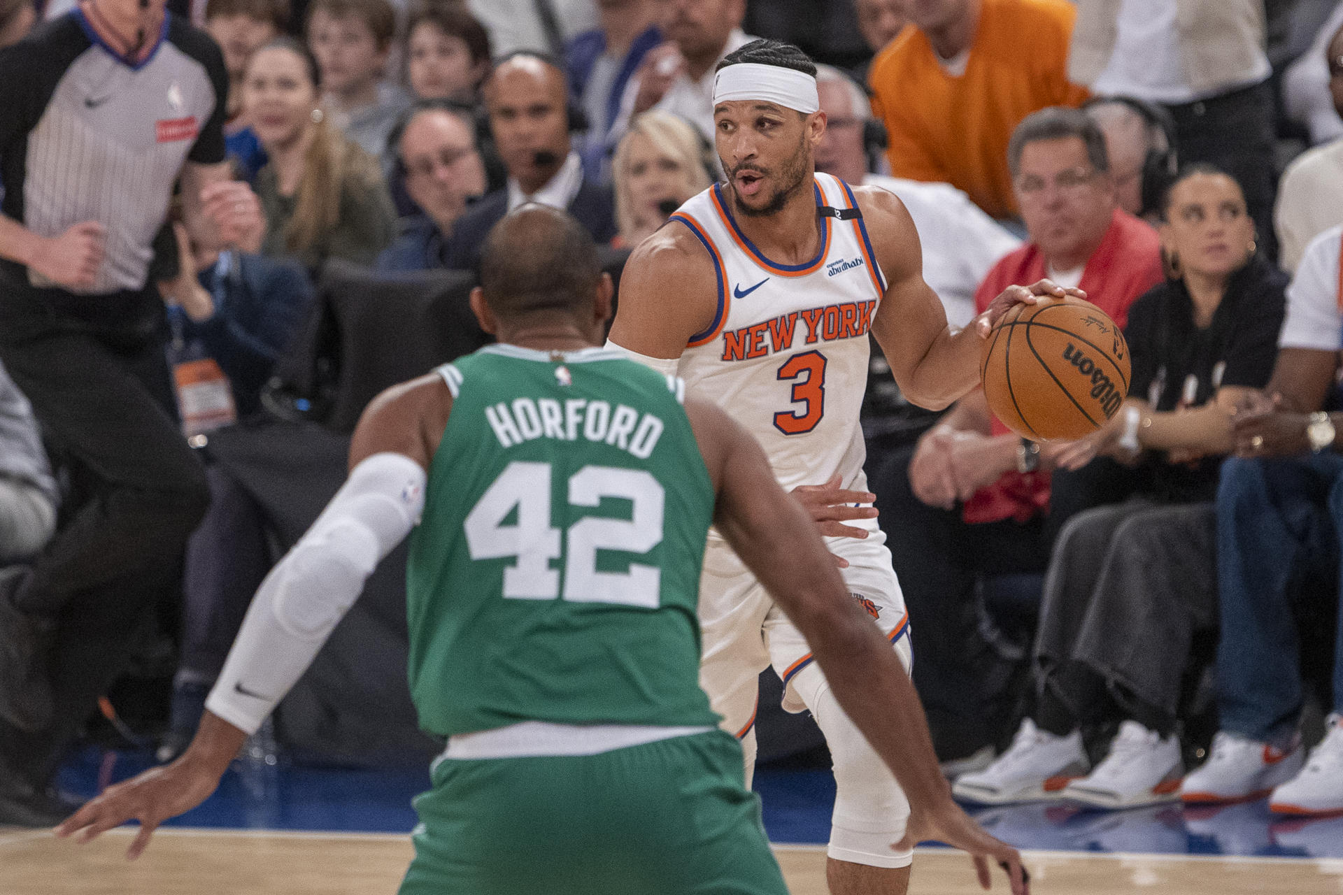 Josh Hart (d) de los Knicks busca superar la marca de Al Horford de los Celtics durante el partido que este viernes ganaron los de Nueva York por 119-81 en el Madison Square Garden y que les garantizó el pase a su primera final de la Conferencia Este en 25 años. EFE/ Ángel Colmenares