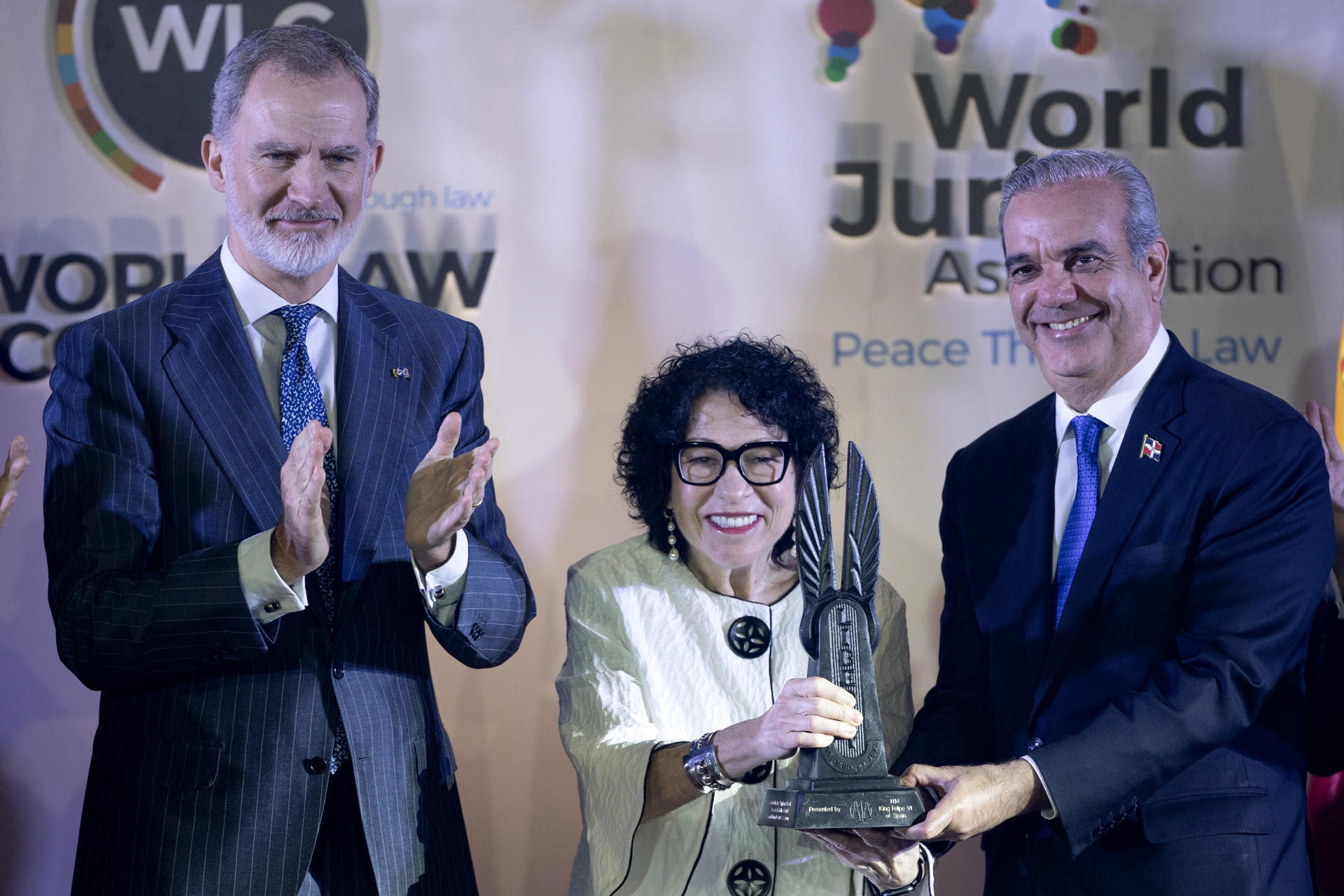 El rey de España, Felipe VI (i), y el presidente de República Dominicana, Luis Abinader, entregan el premio World Peace & Liberty Award a la jueza asociada de la Corte Suprema de los Estados Unidos, Sonia Sotomayor (c), durante la clausura del XXIX Congreso Mundial del Derecho (WLC) este martes, en la Universidad Autónoma de Santo Domingo (UASD) en Santo Domingo (República Dominicana). EFE/ Orlando Barría
