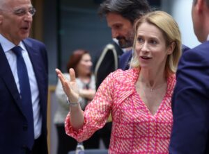 Alta Representante de la UE para Asuntos Exteriores y Política de Seguridad, Kaja Kallas (2-R), el ministro griego de Defensa Nacional, Nikos Dendias (I), y el ministro de Defensa de Estonia, Hanno Pevkur (D), asisten a un Consejo de Ministros de Asuntos Exteriores y Defensa de la UE en Bruselas, Bélgica, el 20 de mayo de 2025. El Consejo debatirá el apoyo militar de la UE a Ucrania y los últimos acontecimientos en Oriente Medio y Siria. (Bélgica, Siria, Ucrania, Bruselas) EFE/EPA/OLIVIER HOSLET