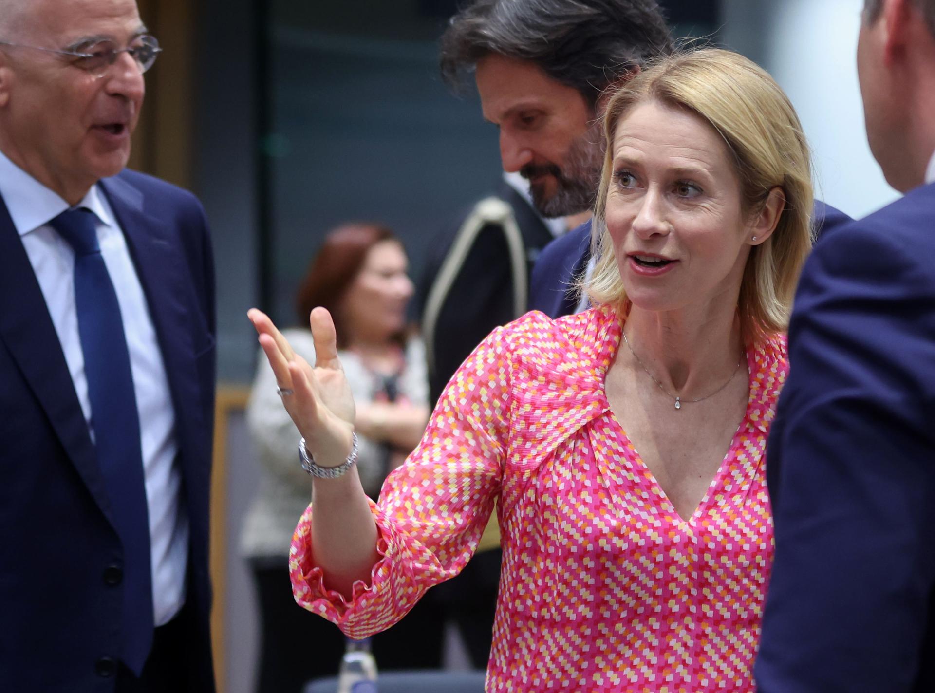 Alta Representante de la UE para Asuntos Exteriores y Política de Seguridad, Kaja Kallas (2-R), el ministro griego de Defensa Nacional, Nikos Dendias (I), y el ministro de Defensa de Estonia, Hanno Pevkur (D), asisten a un Consejo de Ministros de Asuntos Exteriores y Defensa de la UE en Bruselas, Bélgica, el 20 de mayo de 2025. El Consejo debatirá el apoyo militar de la UE a Ucrania y los últimos acontecimientos en Oriente Medio y Siria. (Bélgica, Siria, Ucrania, Bruselas) EFE/EPA/OLIVIER HOSLET