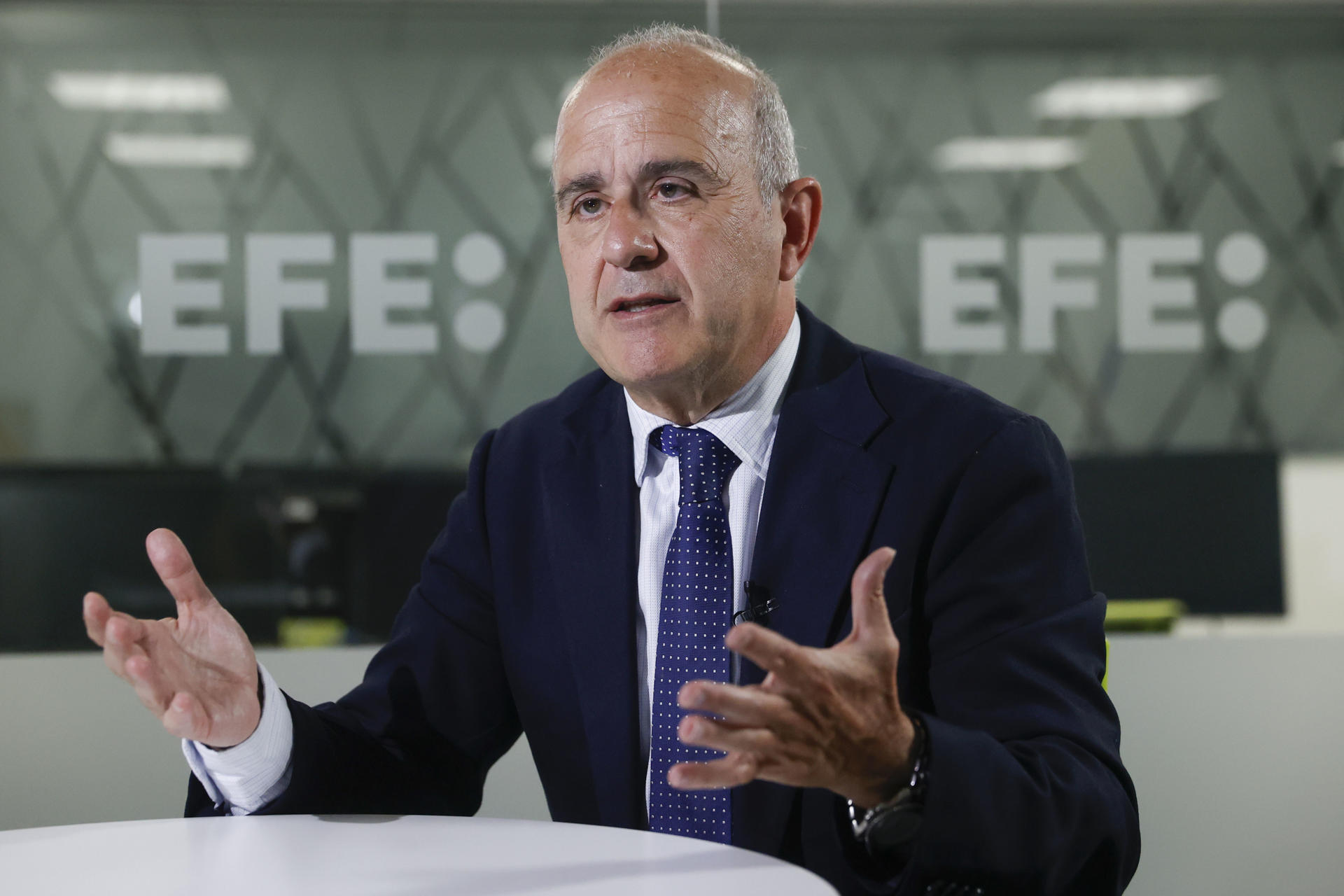 El rector de la Universidad Nacional de Educación a Distancia (UNED), Ricardo Mairal durante una entrevisa con EFE. La UNED, que cumple en agosto 53 años de historia, está a la espera de que el Gobierno apruebe antes del verano un plan de financiación plurianual de 90 millones de euros en cuatro años, y que irá ligado al cumplimiento de cinco grandes objetivos. EFE/Oscar Guillén