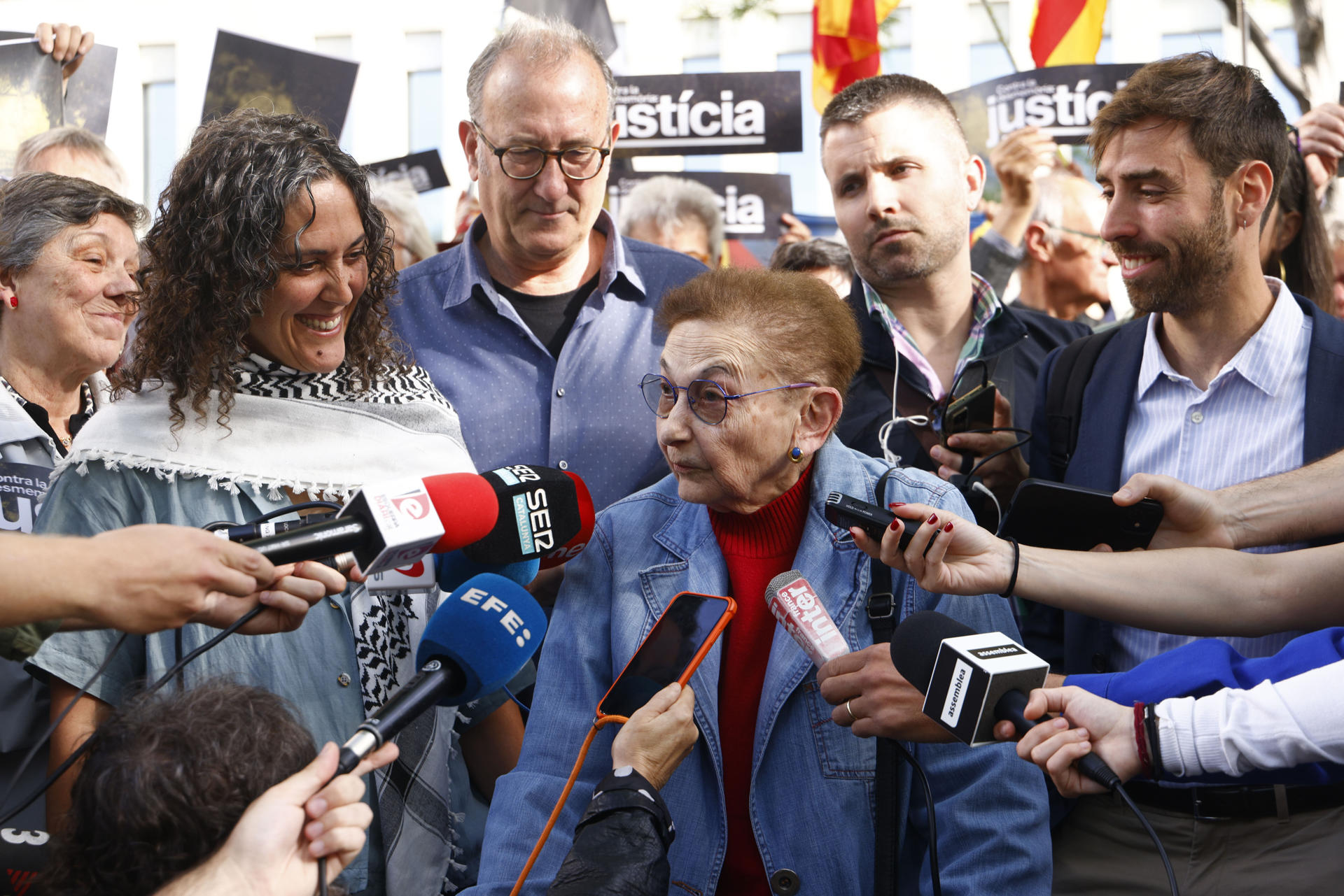 La activista de la izquierda independentista Blanca Serra (c), que denunció haber sido torturada en 1977 en la comisaría de la Via Laietana de Barcelona, a su llegada este lunes a la Fiscalía de Barcelona para declarar en la primera investigación sobre los abusos de la policía franquista en España. EFE/ Quique García