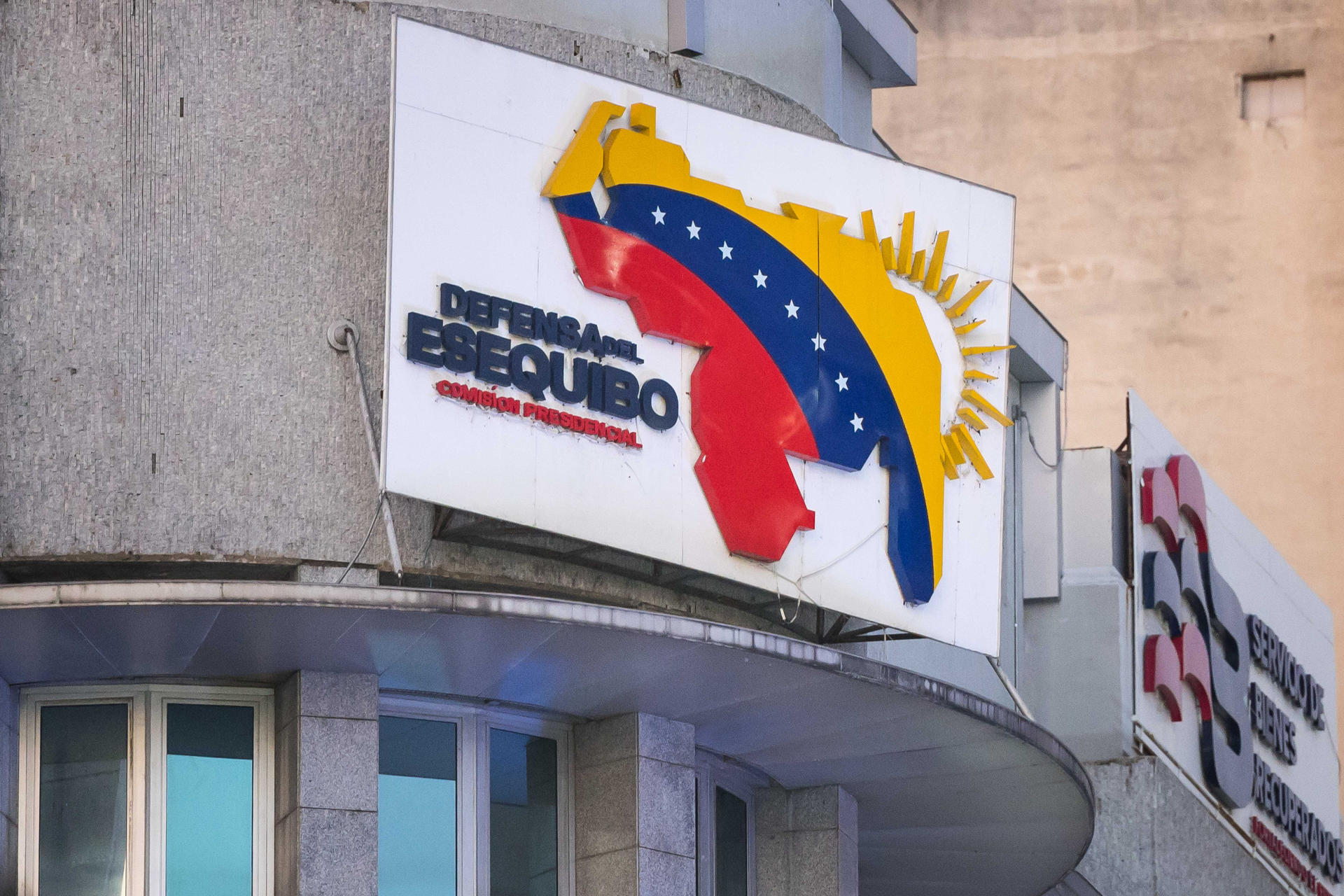 Fotografía de un letrero alusivo a la defensa del Esequibo en un edificio gubernamental en Caracas (Venezuela). El chavismo aspira extender su dominio hacia los cuatro estados que perdió en los anteriores comicios regionales y tener a un "primer" gobernador de la que considera la región número 24 de Venezuela, el Esequibo. EFE/ Miguel Gutiérrez