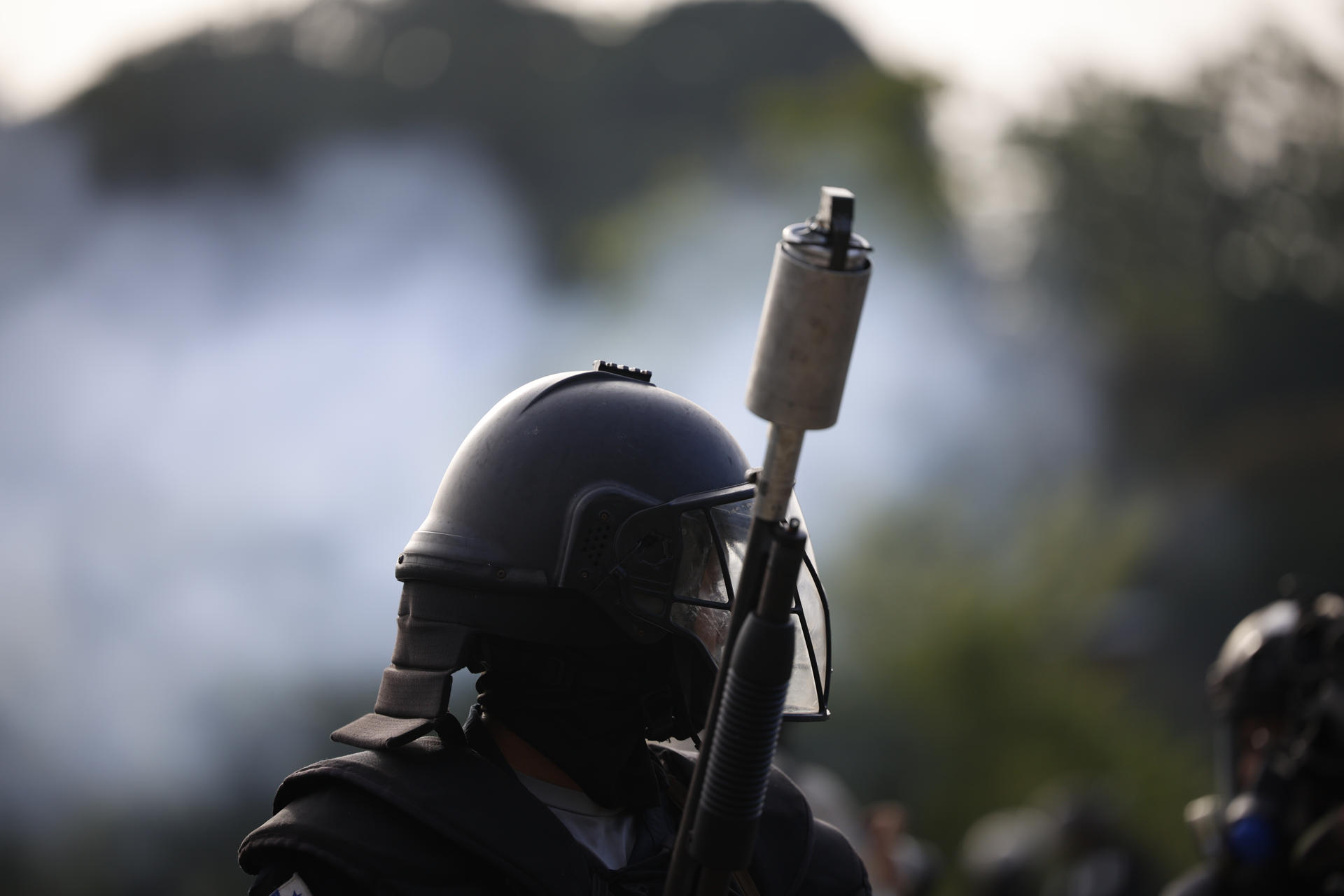 Un integrante de la Unidad de Control de Multitudes de Panamá (UCM) controla una protesta este miércoles, en Viguí, Veraguas (Panamá). EFE/ Bienvenido Velasco