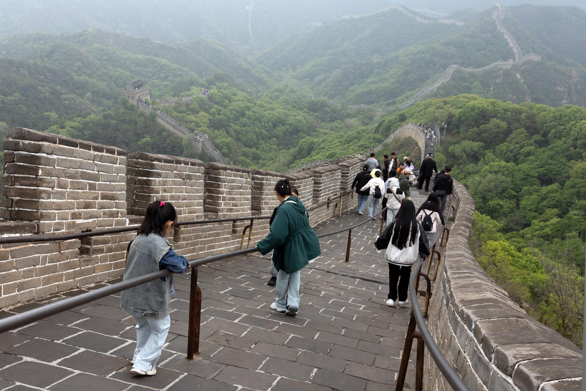 Un grupo de turistas desciende un tramo de la Gran Muralla China cerca de Pekín, China, el lunes 5 de mayo de 2025, festivo nacional del Primero de Mayo, que se celebra en China durante cinco días, del 1 al 5 de mayo, en los que los lugares turísticos más populares se llenan de gente. EFE/EPA/JESSICA LEE