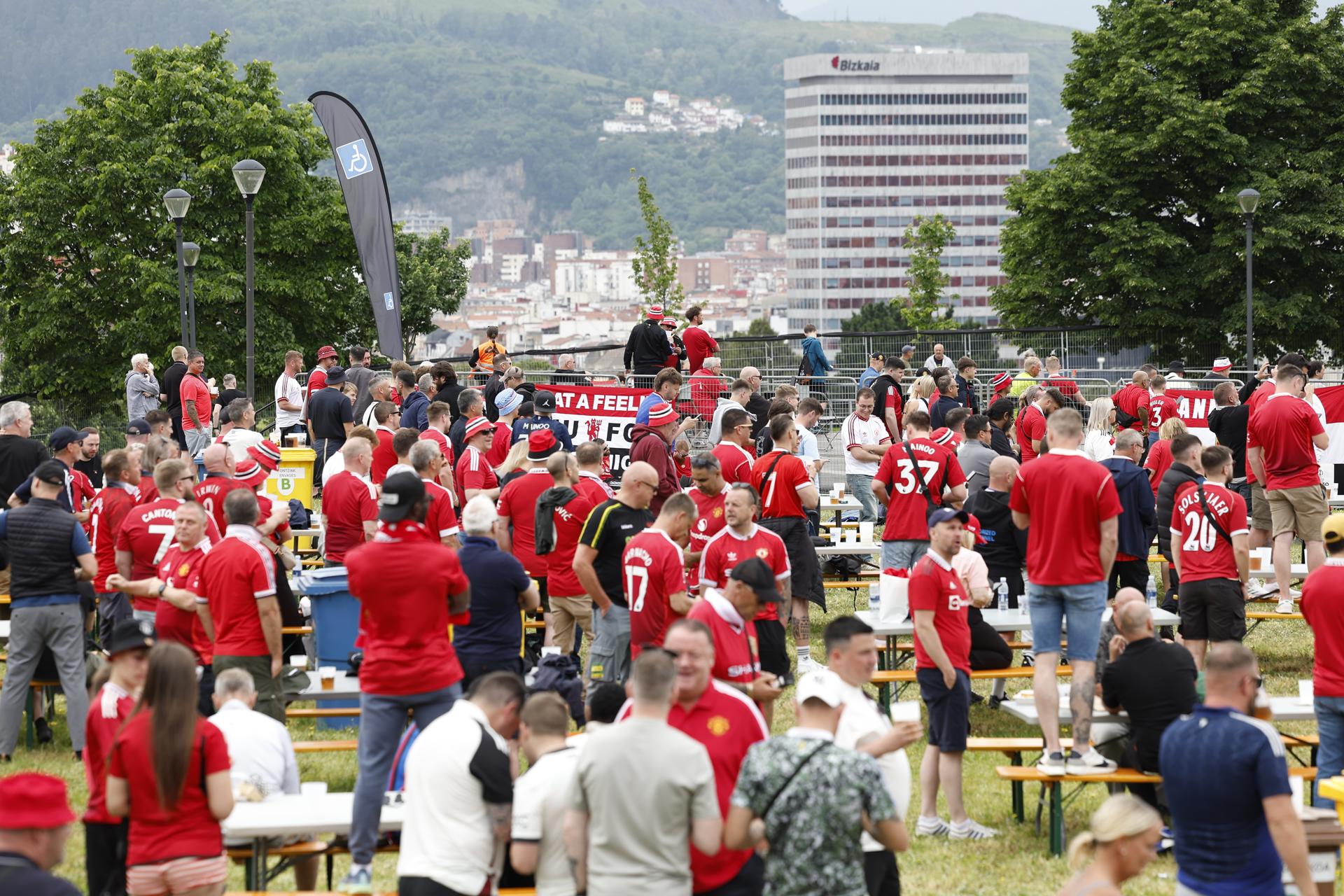 Aficionados del Manchester United se divierten en su 'fan zone', ubicada en el parque Etxebarria de Bilbao, a pocas horas de la final de la Europa League que este miércoles enfrentará a su equipo contra el Tottenham en el estadio de San Mamés. EFE/ Miguel Toña