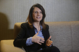 La directora ejecutiva de la Conferencia de las Naciones Unidas sobre el Cambio Climático (COP30), la brasileña Ana Toni, habla durante una entrevista con EFE en Ciudad de Panamá. EFE/ Carlos Lemos