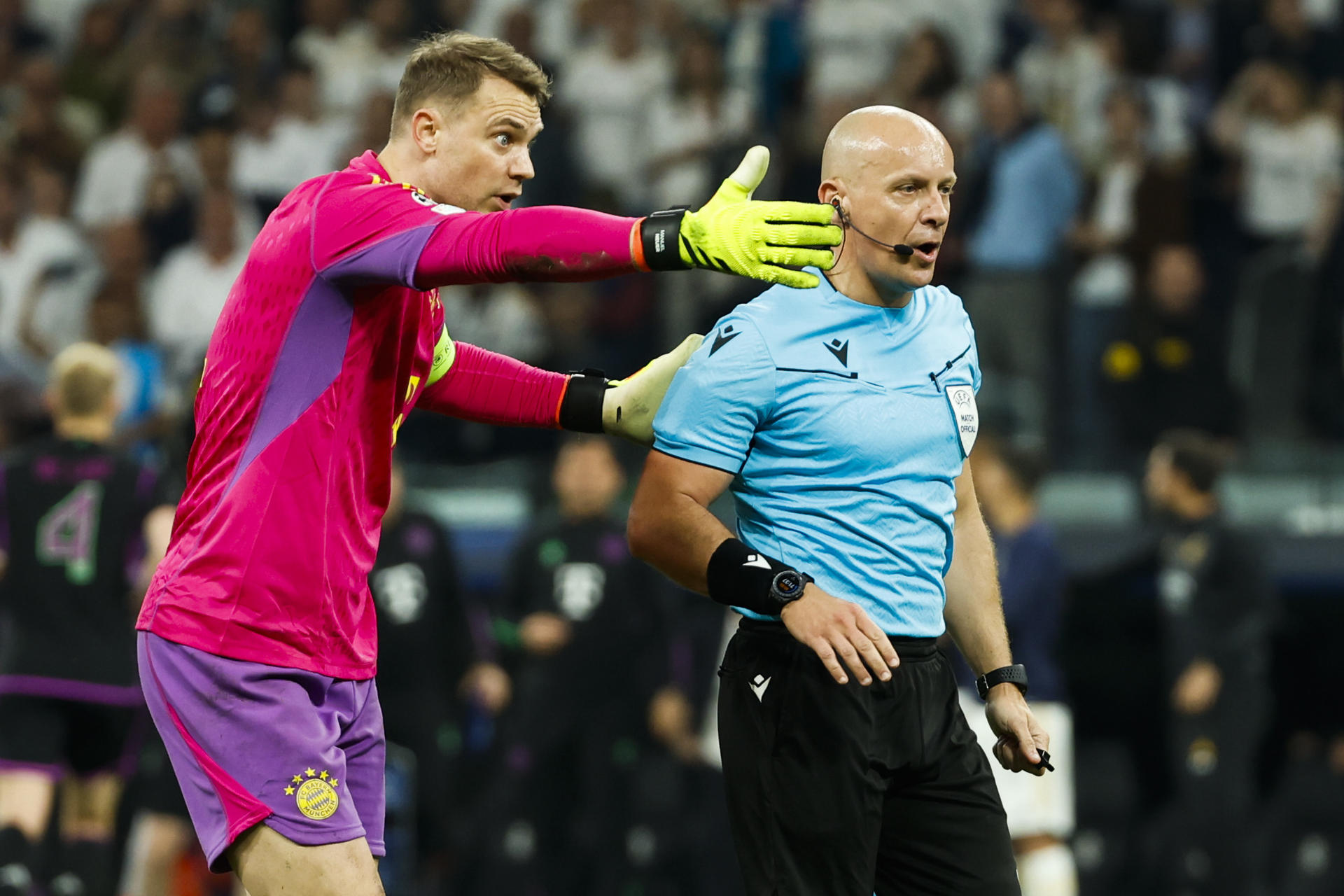 El árbitro Szymon Marciniak (d) conversa con el portero Manuel Neuer, del Bayern, durante un partido de Liga de Campeones. EFE/Mariscal