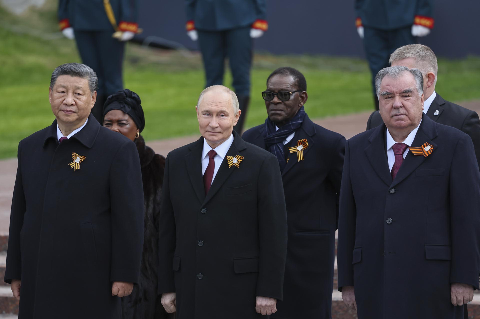 El presidente de Rusia, Vladímir Putin (C), el presidente de China, Xi Jinping (I), el presidente de Tayikistán, Emomali Rahmon (D) y otros líderes extranjeros participan en una ceremonia de colocación de ofrendas florales en la Tumba del Soldado Desconocido en el Jardín de Alejandro en el Día de la Victoria, que conmemora el 80 aniversario de la Victoria en la Gran Guerra Patria, en Moscú, Rusia, 09 de mayo de 2025. (Rusia, Tayikistán, Moscú) 
EFE/EPA/YURI KOCHETKOV
//////////
MOSCOW (Russian Federation), 09/05/2025.- President of Russia Vladimir Putin (C), President of China Xi Jinping (L), President of Tajikistan Emomali Rahmon (R) and other foreign leaders take part in a wreath laying ceremony at the Tomb of the Unknown Soldier in Alexander Garden on Victory Day, which marks the 80th anniversary of Victory in the Great Patriotic War, in Moscow, Russia, 09 May 2025. (Rusia, Tadjikistan, Moscú) EFE/EPA/YURI KOCHETKOV