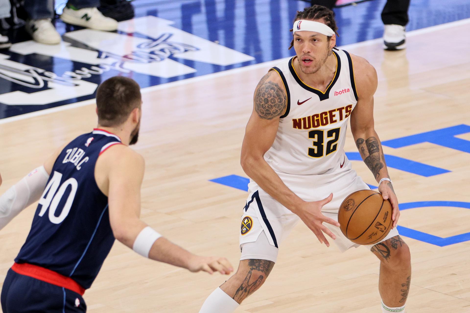 Aaron Gordon (D) de los Denver Nuggets contra Ivica Zubac (I) de los Los Angeles Clippers durante la segunda parte del sexto partido de la primera ronda de los playoffs de la NBA entre los Denver Nuggets y los Los Angeles Clippers en Los Ángeles, California, EE.UU. EFE/EPA/ALLISON DINNER 
//////////
LOS ANGELES (United States), 02/05/2025.- Denver Nuggets' Aaron Gordon (R) looks to shoot the ball against Los Angeles Clippers' Ivica Zubac (L) during the second half of the NBA playoffs round one game six between the Denver Nuggets and the Los Angeles Clippers in Los Angeles, California, USA, 01 May 2025. (Baloncesto) EFE/EPA/ALLISON DINNER SHUTTERSTOCK OUT