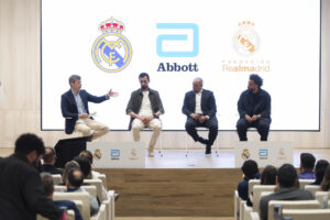 Fotografía del 13 de mayo de 2025 cedida por Abbott que muestra al español Álvaro Arbeloa (c i) y los brasileños Roberto Carlos (c d) y Marcelo Viera participando en una conferencia en Madrid (España). EFE/ Abbott /SOLO USO EDITORIAL NO VENTAS /SOLO DISPONIBLE PARA ILUSTRAR LA NOTICIA QUE ACOMPAÑA (CRÉDITO OBLIGATORIO)