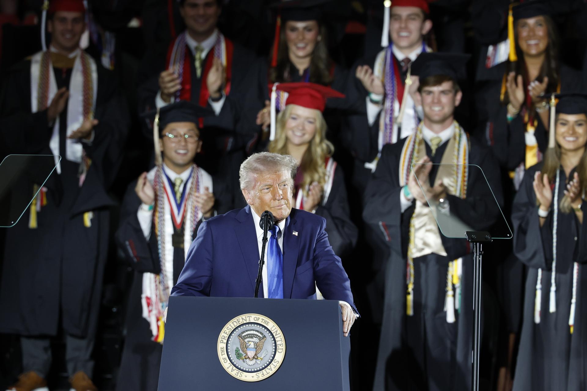 El presidente estadounidense Donald Trump pronuncia el discurso de graduación en el Coleman Coliseum de la Universidad de Alabama. EFE/EPA/ERIK S. LESSER