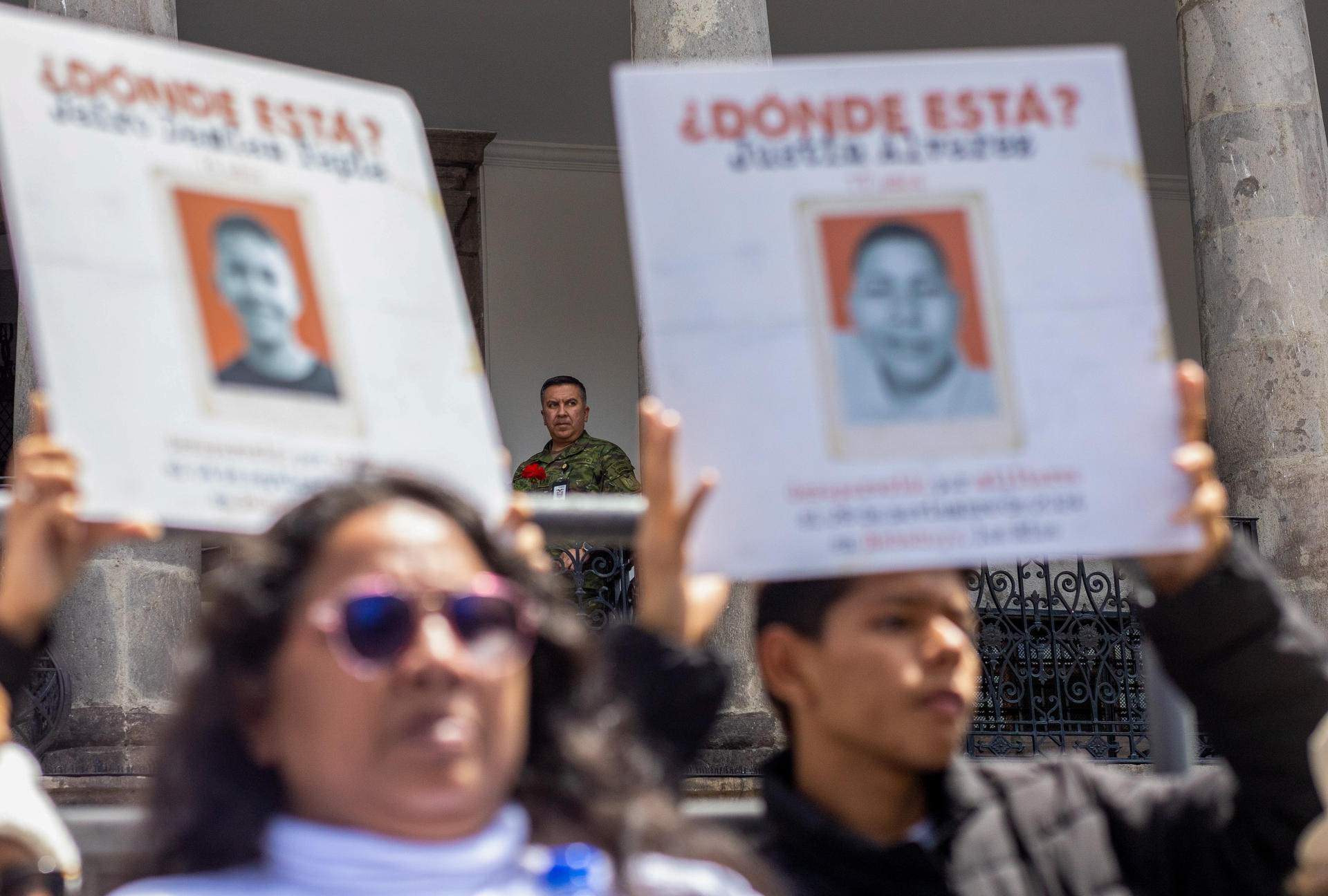 Familiares de víctimas de desaparición forzada en Ecuador fueron catados este viernes, 9 de mayo, al protestar frente al Palacio de Gobierno, en Quito (Ecuador). EFE/Alexander Martínez