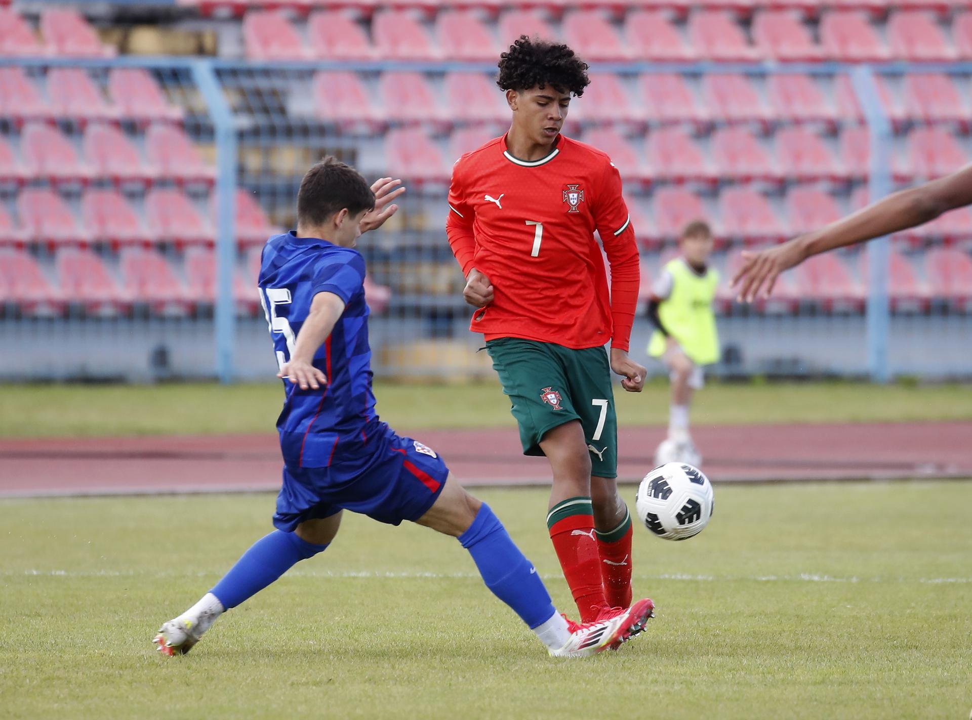 El jugador Cristiano Ronaldo Junior (d) en el torneo internacional Vlatko Markovic sub-15 en Cakovec, Croacia. EFE/EPA/ANTONIO BAT