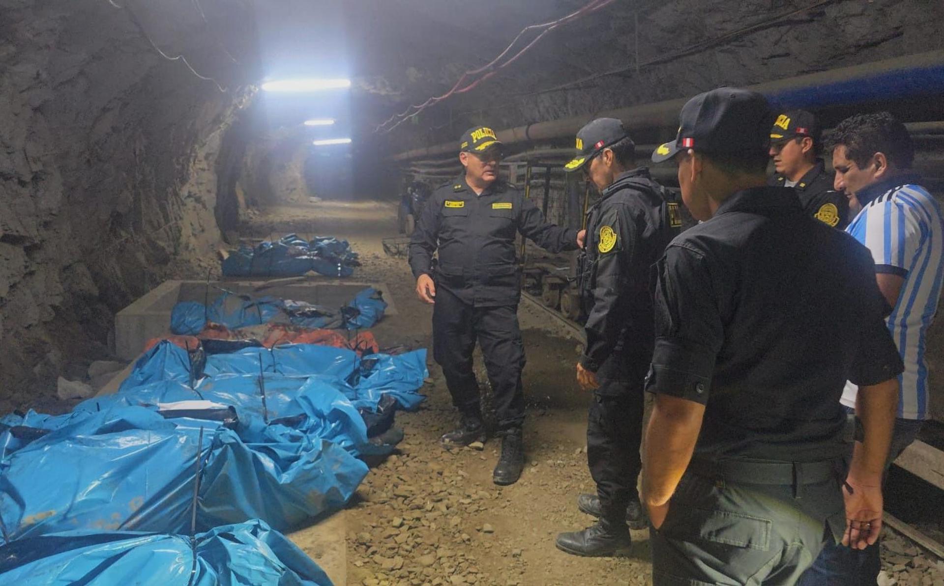 Fotografía difundida por la Policía Nacional de Perú del levantamiento de los cuerpos de 13 trabajadores de la mina de oro Poderosa que estaban secuestrados y fueron encontrados muertos este domingo, en Pataz (Perú). EFE/ Policía Nacional de Perú