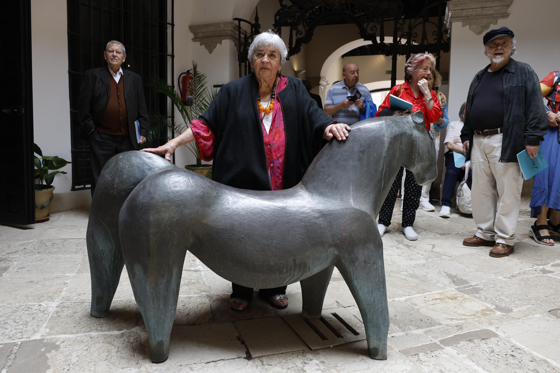 La artista Elena Laverón (c), durante la presentación de la exposición 'En clave de sol. Málaga y Elena Laverón', este miércoles en Málaga.-EFE/ Jorge Zapata