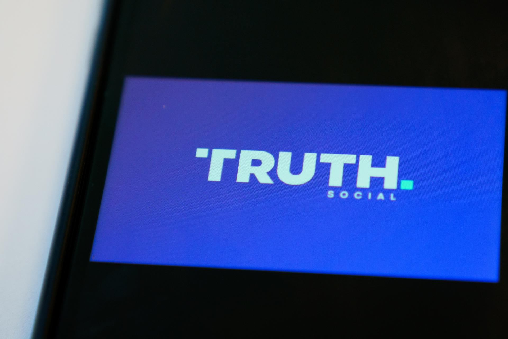 Fotografía de archivo que muestra la aplicación Truth Social en un teléfono móvil. EFE/EPA/WILL OLIVER