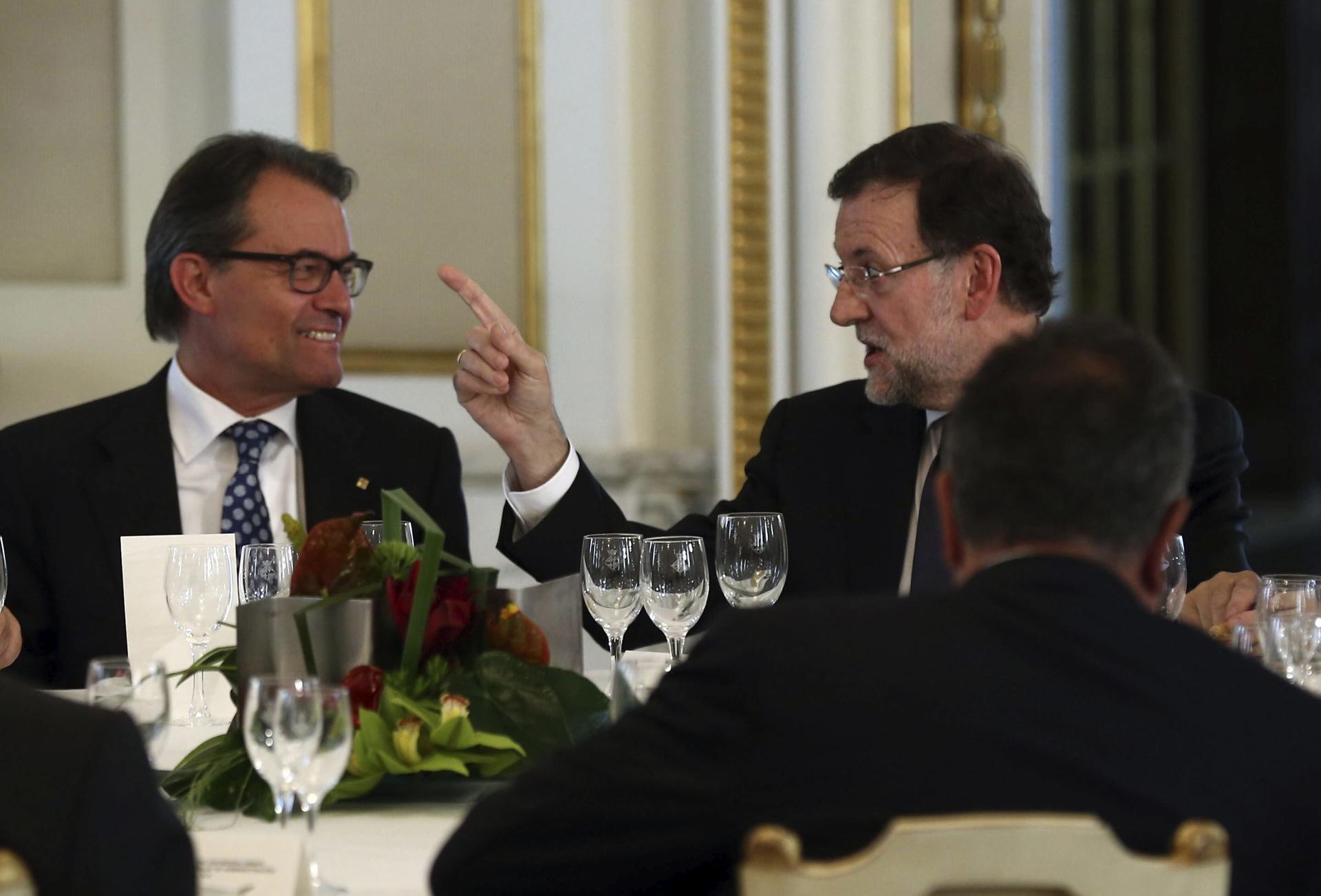 Foto de archivo (08/05/2015) del presidente de la Generalitat, Artur Mas (i), y el presidente del Gobierno, Mariano Rajoy (d), durante el Salón del Automóvil de Barcelona. EFE/Toni Albir