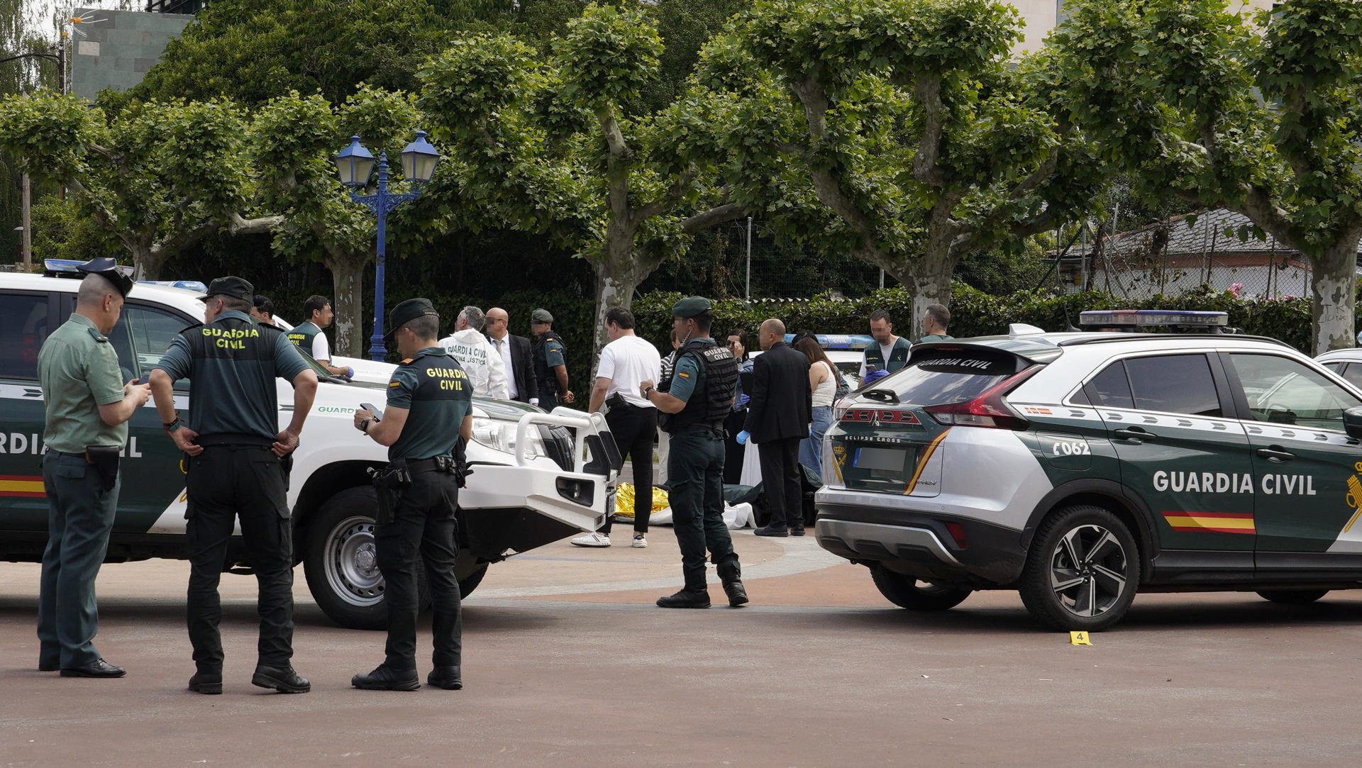 Un hombre ha muerto y al menos otro ha sufrido heridas, en ambos casos por arma de fuego, tras una pelea registrada este viernes por la mañana en la plaza de Santa Bárbara de Bembibre (León), han confirmado fuentes de la Subdelegación del Gobierno. EFE/ Ana F. Barredo