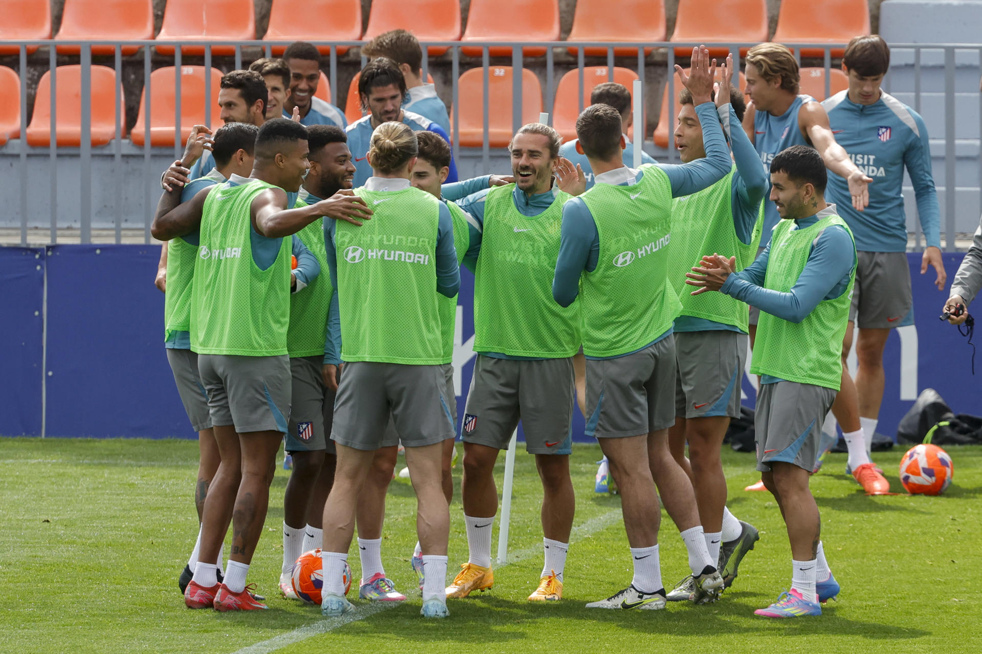 Los jugadores del Atlético de Madrid, durante el entrenamiento de este viernes.-EFE/ Zipi Aragón