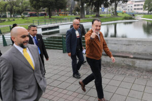 Fotografía cedida por el Municipio de Quito del alcalde de Quito, Pabel Muñoz (d), saluda a su llegada a la rendición de cuentas e informe de gestión con motivo de los dos años en el cargo este lunes, en Quito (Ecuador). EFE/ Camilo Cevallos /Municipio de Quito/ SOLO USO EDITORIAL/SOLO DISPONIBLE PARA ILUSTRAR LA NOTICIA QUE ACOMPAÑA (CRÉDITO OBLIGATORIO)