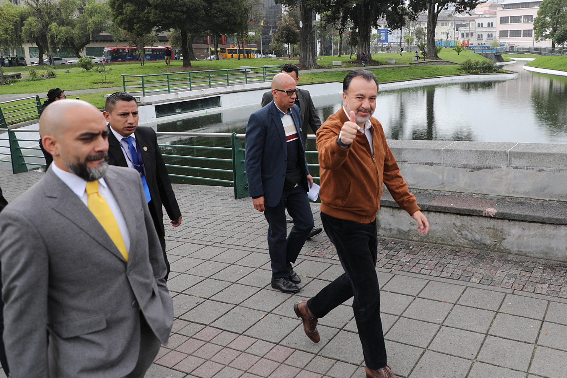 Fotografía cedida por el Municipio de Quito del alcalde de Quito, Pabel Muñoz (d), saluda a su llegada a la rendición de cuentas e informe de gestión con motivo de los dos años en el cargo este lunes, en Quito (Ecuador). EFE/ Camilo Cevallos /Municipio de Quito/ SOLO USO EDITORIAL/SOLO DISPONIBLE PARA ILUSTRAR LA NOTICIA QUE ACOMPAÑA (CRÉDITO OBLIGATORIO)