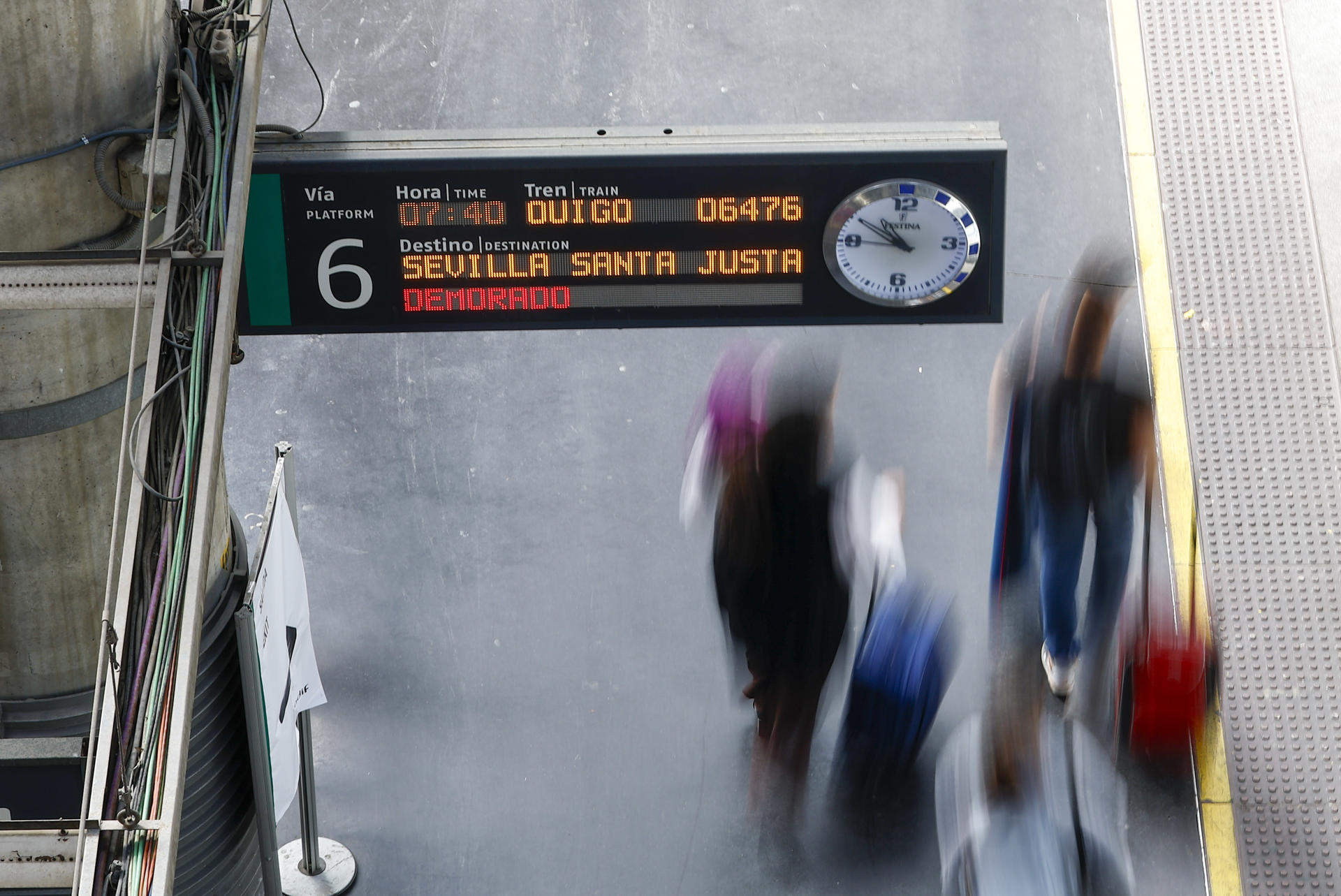 Viajeros en un andén del trayecto de alta velocidad entre Madrid y Sevilla en la estación del Tren de Atocha de Madrid este lunes. EFE/ Rodrigo Jiiménz