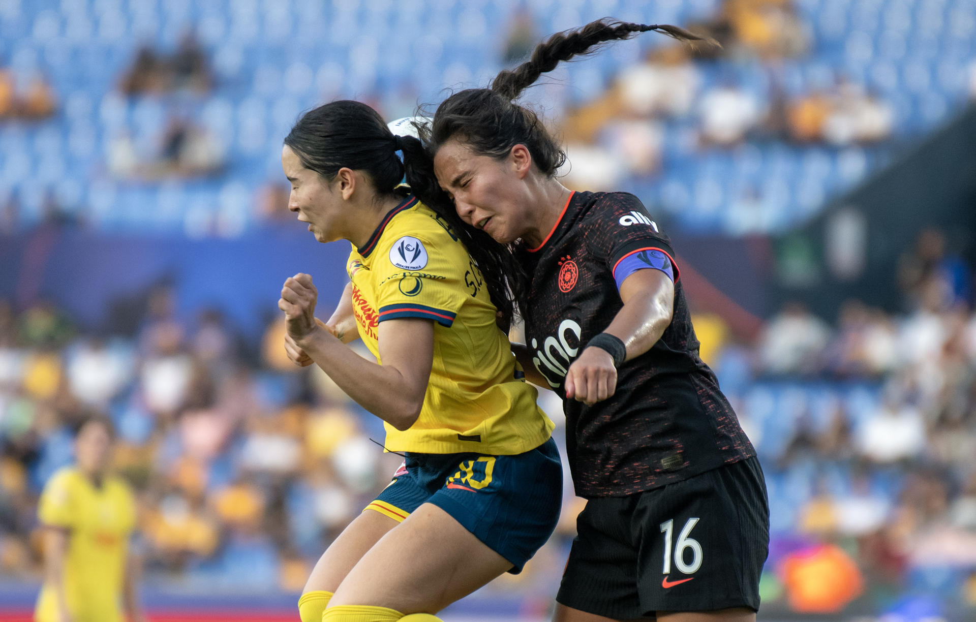 La delantera de América Scarlett Camberos (i) resiste a la marca de la defensora de Portland Thorns durante el partido por el tercer puesto de la Copa de Campeones de la Concacaf que ganó este sábado por 0-3 el equipo estadounidense en el Estadio Universitario de Monterrey. EFE/ Miguel Sierra