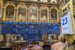 La Bolsa española mantiene la cautela tras la apertura de este viernes y sube el 0,13 %, en una jornada de escasas referencias y en la que la atención se mantendrá en el mercado de deuda de Estados Unidos. EFE/ Vega Alonso