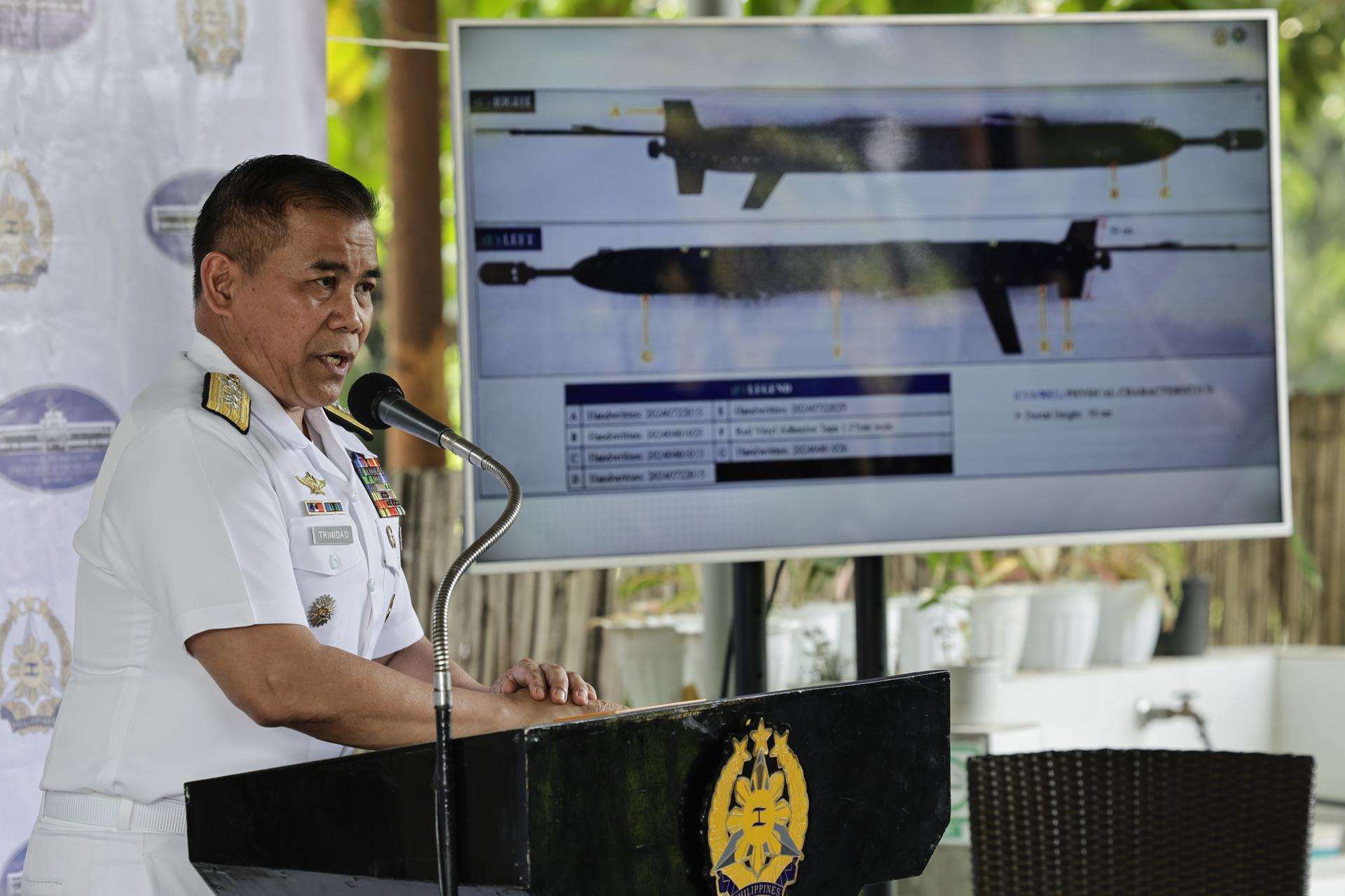 Fotografía de archivo que muestra al contralmirante Roy Vincent Trinidad, portavoz de la Armada de Filipinas para el Mar Occidental (mar de China Meridional), el 15 de abril de 2025, en Ciudad Quezón, Metro Manila, Filipinas. EFE/EPA/ROLEX DELA PENA EFE/EPA/ROLEX DELA PENA