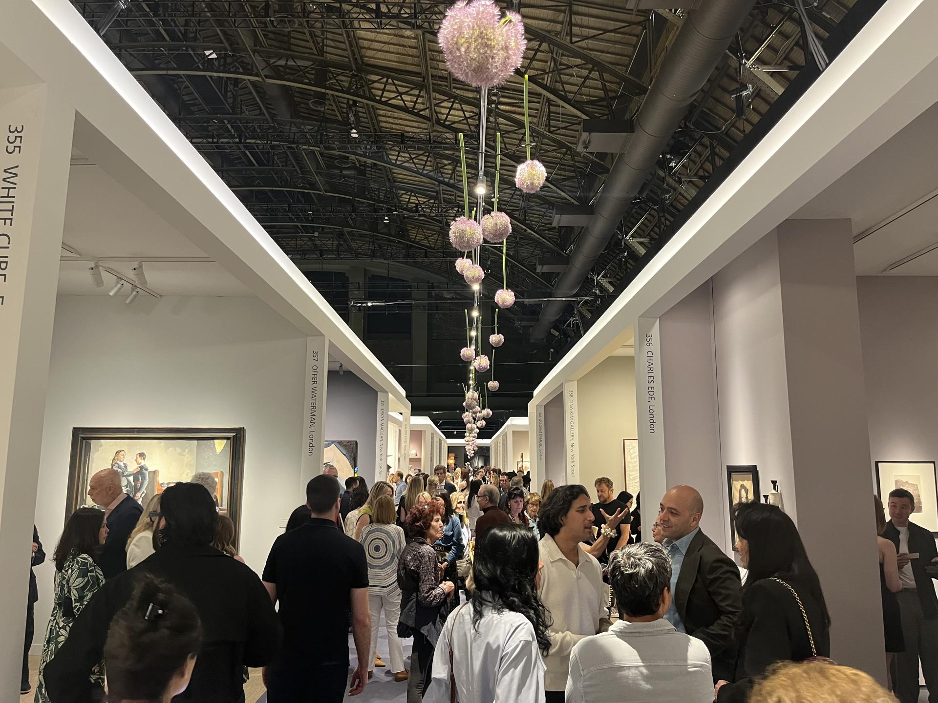 Personas visitan las obras expuestas este jueves, durante la primera jornada de la feria TEFAF en Nueva York (EE.UU.). EFE/ Nora Quintanilla