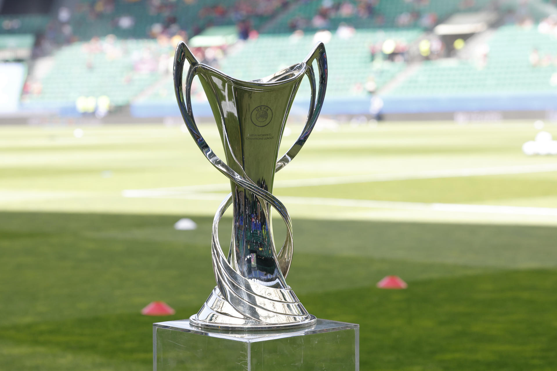 Fotografía de la copa de la Liga de Campeones Femenina UEFA que disputan este sábado el Arsenal y el Barcelona, en el Estadio Jose Alvalade de Lisboa. EFE/ Toni Albir