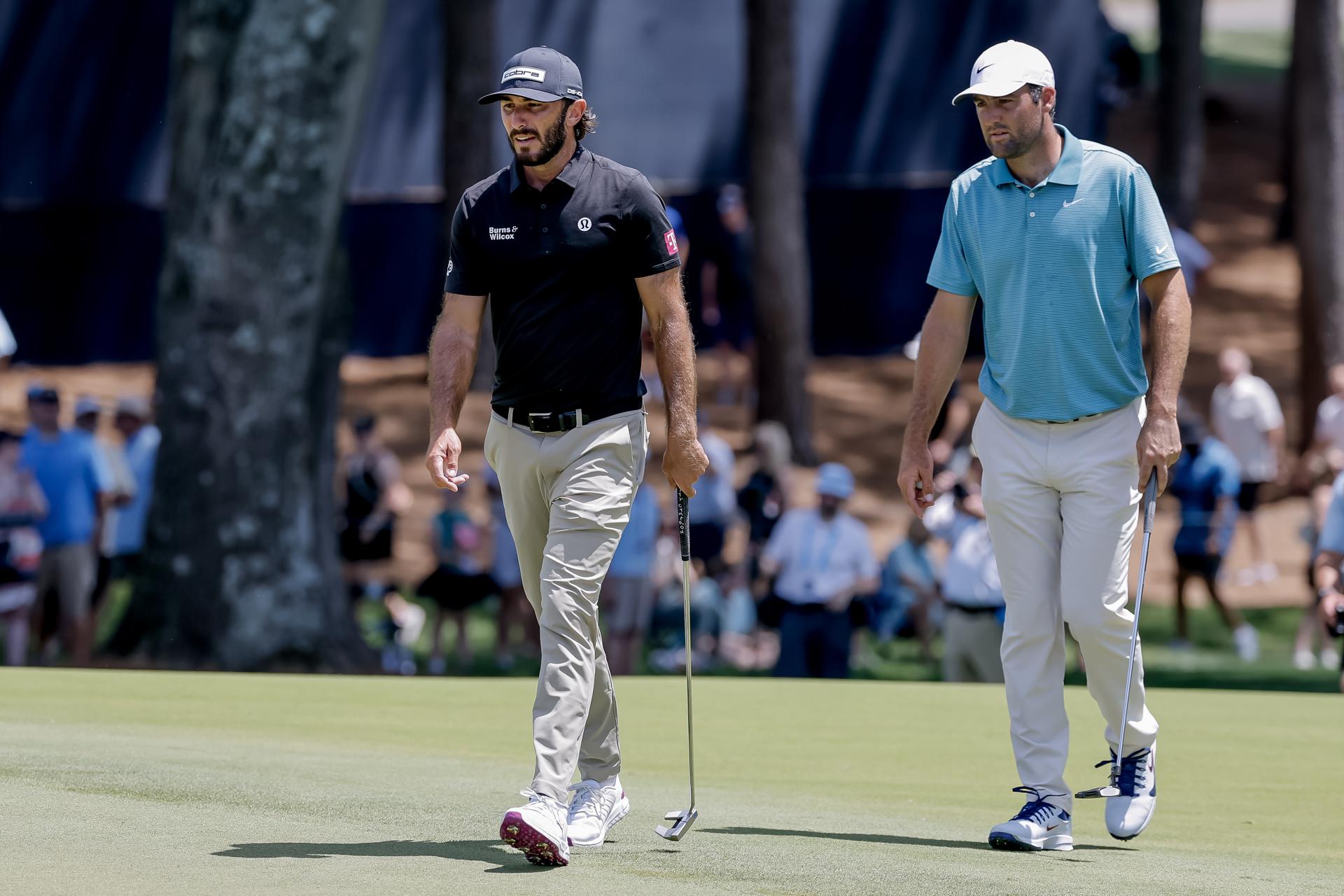 Max Homa (i), de EE.UU., y Scottie Scheffler (d), de EE.UU. en el segundo hoyo durante la tercera ronda del torneo de golf Campeonato de la PGA 2025 en el Quail Hollow Club en Charlotte, Carolina del Norte, EE.UU., 17 de mayo de 2025. EFE/ERIK S. LESSER
