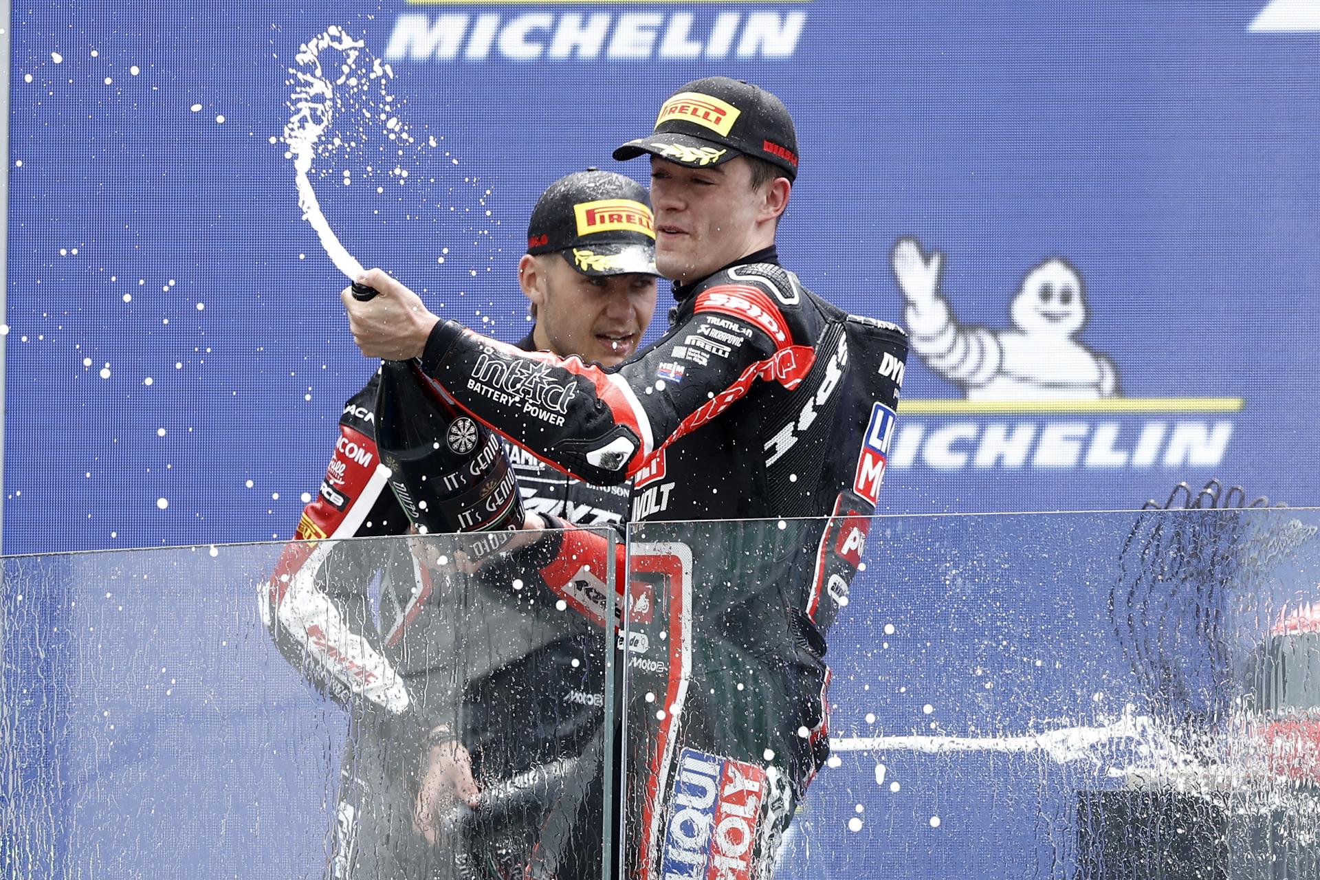 El piloto español Manuel González, del equipo Liqui Moly Dynavolt Intact GP, celebra en el podio tras ganar la carrera de Moto2 en el Gran Premio de Francia de Motociclismo en Le Mans, Francia. EFE/EPA/YOAN VALAT