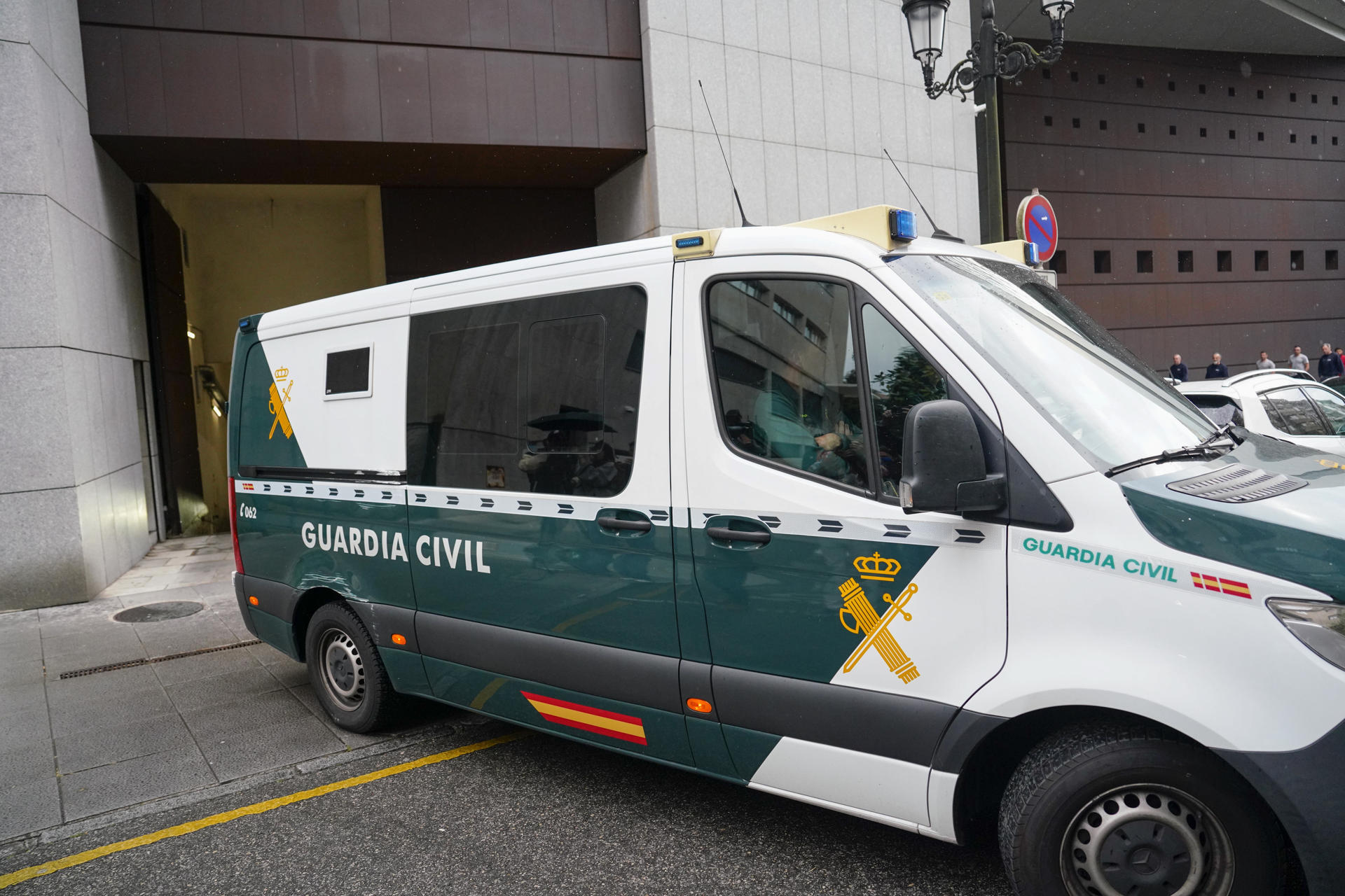 Imagen de archivo (30/04/2025) de furgón de la Guardia Civil.
 EFE/Paco Paredes