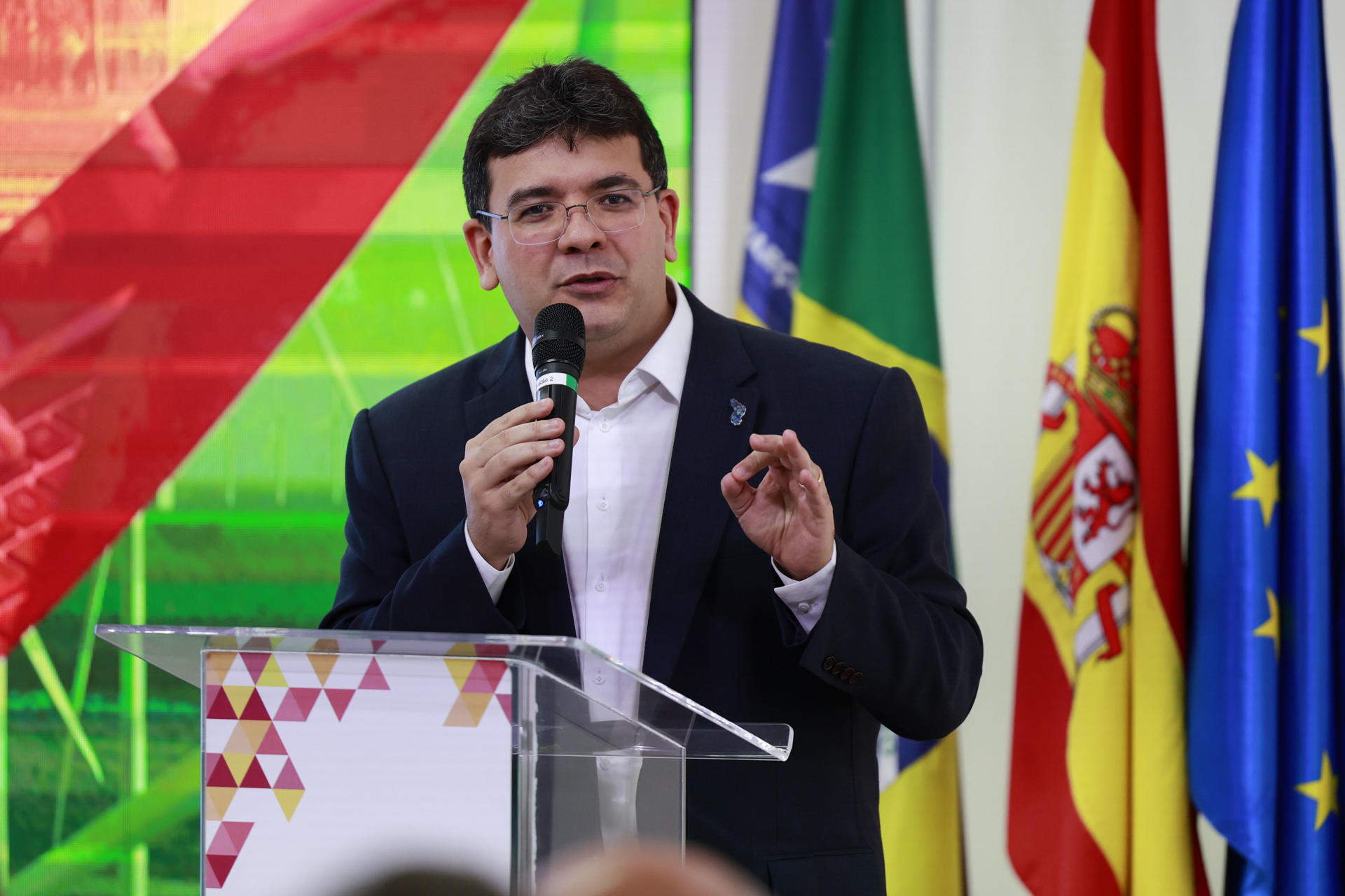 Fotografía del 24 de abril de 2025 del gobernador del estado brasileño de Piauí, Rafael Fonteles, hablando durante un evento con empresarios brasileños y españoles en la sede de la Cámara Oficial Española de Comercio en Brasil, en Sao Paulo (Brasil). EFE/ Sebastiao Moreira
