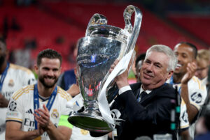 Foto de archivo tomada el 01/06/2024 del entrenador del Real Madrid, Carlo Ancelotti, con la copa de la Liga de Campeones 2023-24. EFE/ Neil Hall