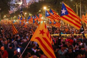 Varios manifestantes portan banderas 'esteladas',en una imagen de archivo. EFE/Quique García