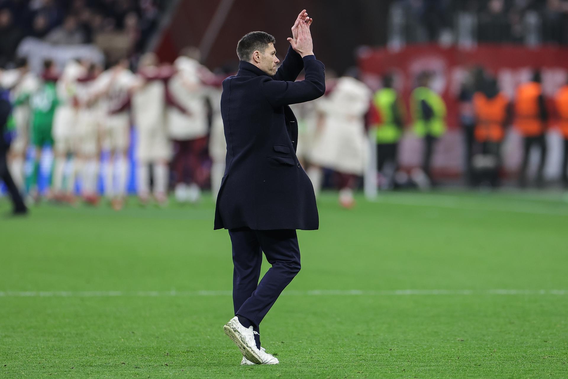 El técnico del Bayer Leverkusen, Xabi Alonso, saluda a la afición tras la eliminación de su equipo en los dieciseisavos de final de la Liga de Campeones ante el Bayern Munich. EFE/EPA/CHRISTOPHER NEUNDORF