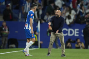 El entrenador del Espanyol, Manolo González (d), durante el encuentro correspondiente a la jornada 36 de LaLiga EA Sports que disputan hoy jueves RCD Espanyol y FC Barcelona en el RCDE Stadium, en Cornellá de Llobregat, Barcelona. EFE/ Enric Fontcuberta