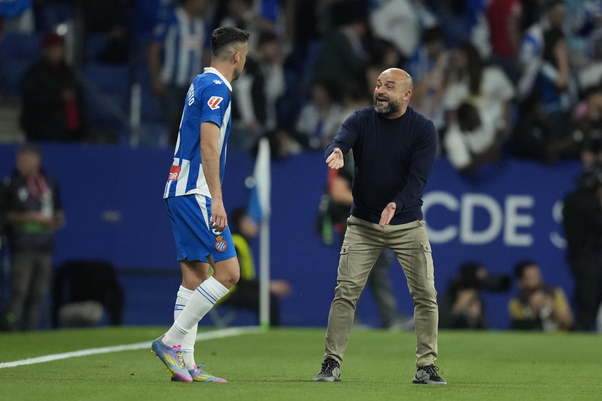 El entrenador del Espanyol, Manolo González (d), durante el encuentro correspondiente a la jornada 36 de LaLiga EA Sports que disputan hoy jueves RCD Espanyol y FC Barcelona en el RCDE Stadium, en Cornellá de Llobregat, Barcelona. EFE/ Enric Fontcuberta