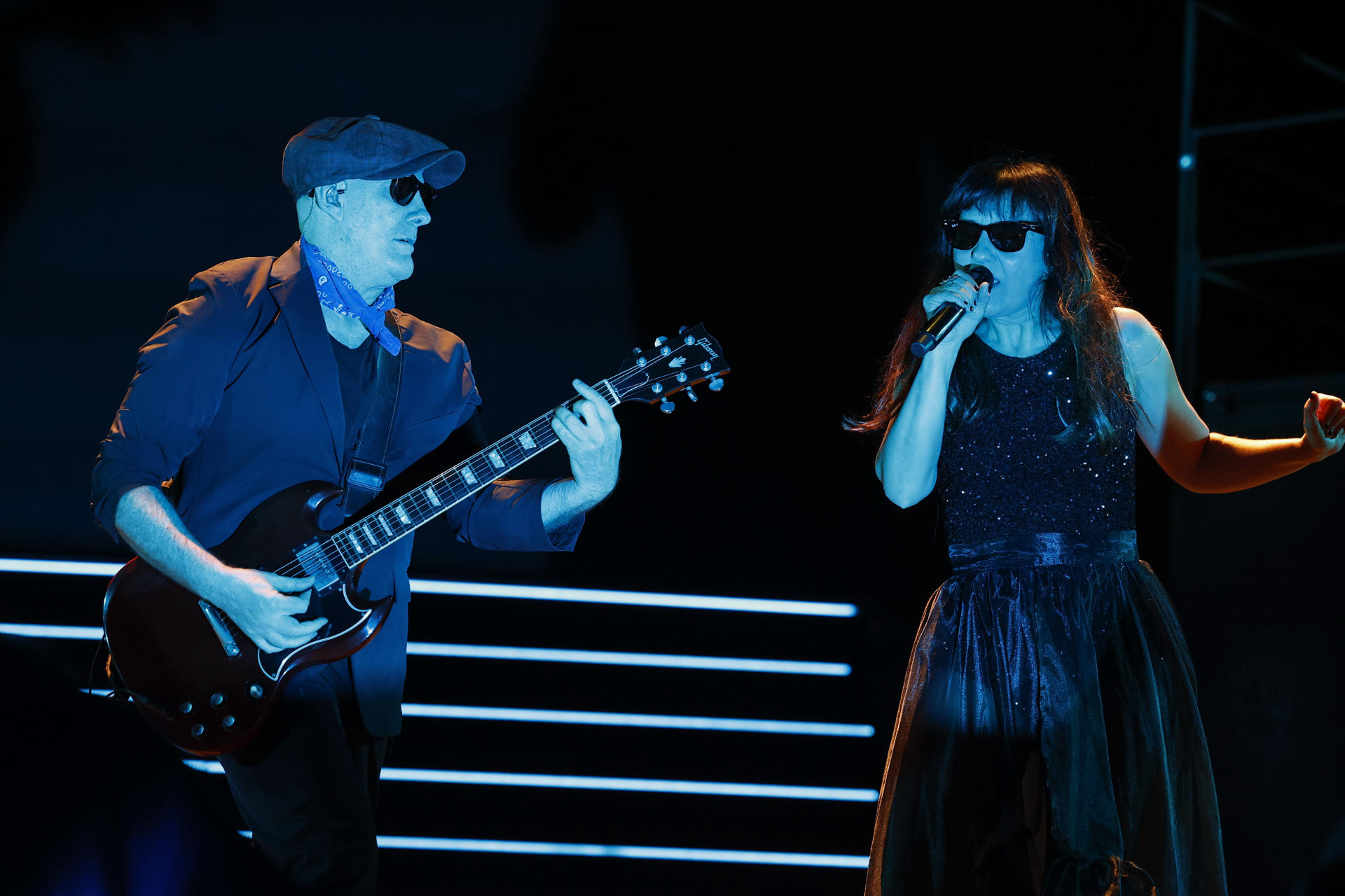 Los integrantes del grupo Amaral durante el concierto que han ofrecido hoy sábado en el Bilbao Arena, incluido en su gira Dolce Vita Tour. EFE / Miguel Toña.