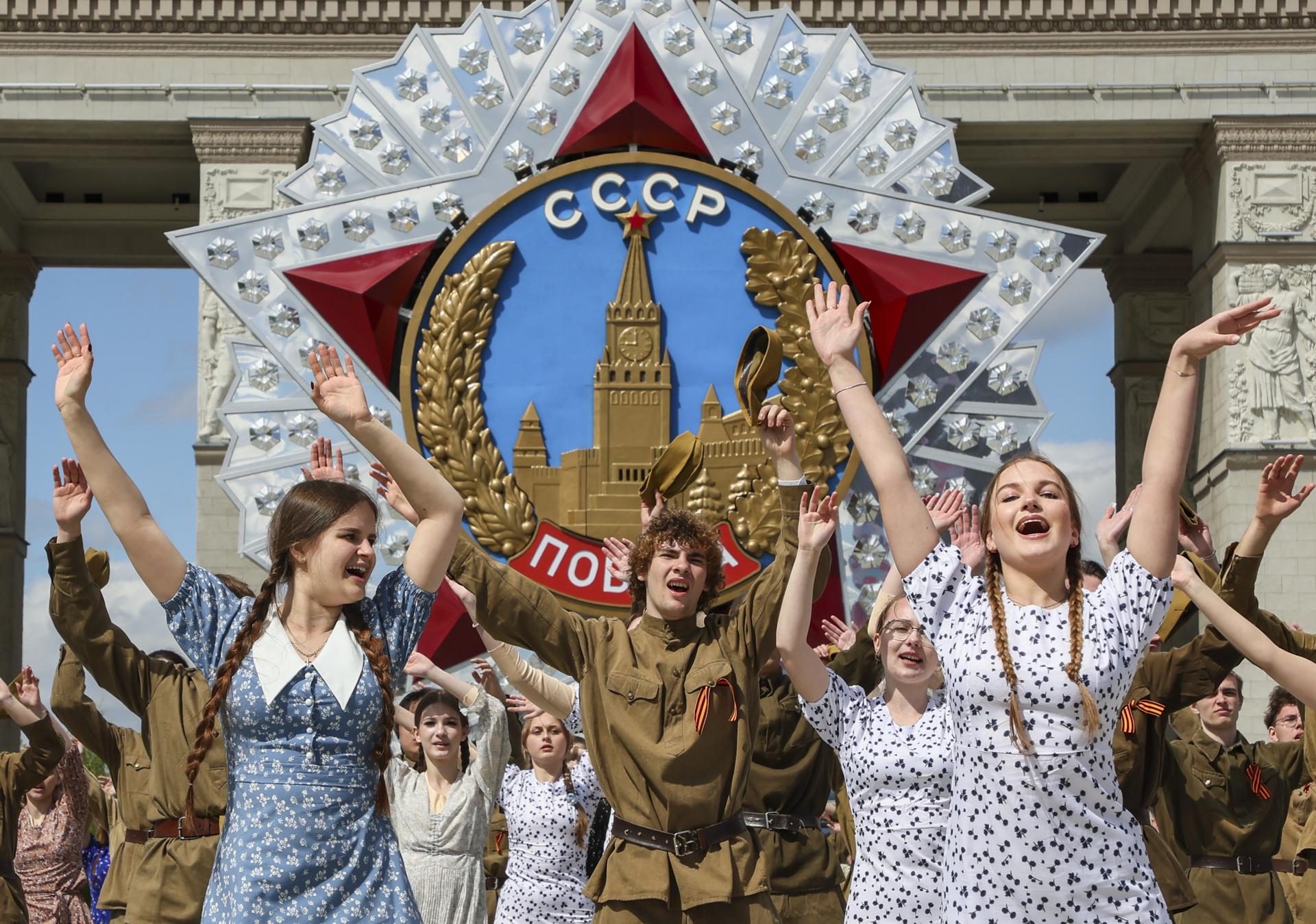 Los participantes bailan el 'Vals de la Victoria' frente a la entrada principal del Centro de Exposiciones Ruso VDNH en Moscú, Rusia, el 06 de mayo de 2025. Unas 200 parejas de chicas y chicos vestidos con trajes de la década de 1940 participan en el evento 'Vals de la Victoria' para conmemorar el Día de la Victoria. Rusia conmemorará el 80 aniversario de la victoria en la Segunda Guerra Mundial sobre la Alemania nazi y sus aliados el 09 de mayo. (Alemania, Rusia, Moscú) EFE/EPA/YURI KOCHETKOV