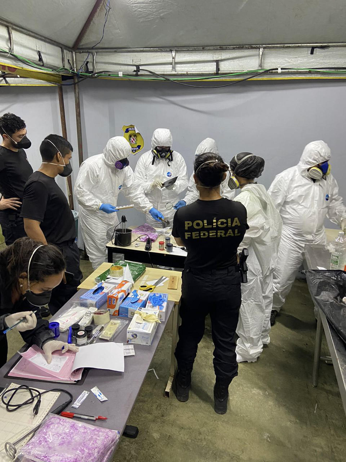 Vista del laboratorio de la Policía Federal de Brasil, donde se investiga el suceso de la embarcación encontrada en el estado de Pará, en la Amazonía brasileña, el 13/04/2024. El 13 de abril se cumplió un año desde que unos pescadores de la bahía de Maiaú, en Pará (nordeste de Brasil), encontraron a la deriva una embarcación blanca y azul celeste de unos quince metros de eslora con nueve cadáveres muy deteriorados a bordo, 27 móviles y dos documentos de identidad: uno de Mauritania y otro de Mali. Los intentos de la Policía Federal de Brasil para cotejar sus huellas dactilares con los registros policiales de Mauritania y Mali han servido de poco, así que los nueve fueron enterrados sin nombre en un cementerio de Belém al cabo de doce días, aunque se conservan perfiles de ADN por si alguna familia demanda un análisis genético. EFE/ Policia Federal de Brasil -SOLO USO EDITORIAL/SOLO DISPONIBLE PARA ILUSTRAR LA NOTICIA QUE ACOMPAÑA (CRÉDITO OBLIGATORIO)-