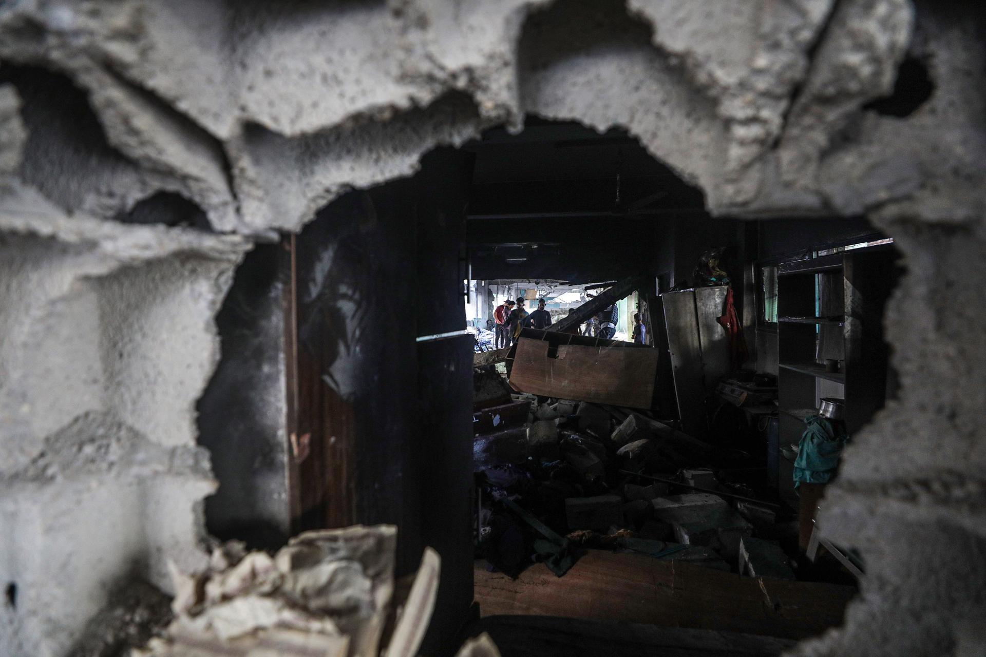Palestinos desplazados internamente inspeccionan sus refugios destruidos tras un ataque aéreo israelí en la escuela Al Jerjawi, en el barrio de Al Daraj, en la ciudad de Gaza, el 26 de mayo de 2025. Según el Ministerio de Sanidad palestino en Gaza, más de 30 palestinos murieron en el ataque aéreo en las primeras horas de la mañana. Más de 53.900 palestinos han muerto en la Franja de Gaza, según el Ministerio de Sanidad palestino, desde que Israel lanzó una campaña militar en la franja en respuesta a un ataque transfronterizo liderado por el grupo militante palestino Hamás el 7 de octubre de 2023, en el que murieron unos 1.200 israelíes y más de 250 fueron tomados como rehenes. EFE/EPA/MOHAMMED SABER