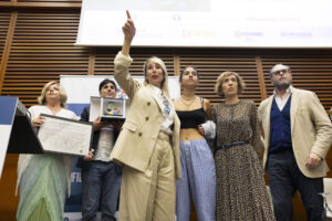 La presidenta de Covite, Consuelo Ordoñez (i), junto a la actriz de la película 'La infiltrada', Carolina Yuste (3d), y las productoras de la cinta, María Luisa Gutiérrez (c) y Mercedes Gamero (2d), tras recibir este sábado en San Sebastián el XXIV Premio Internacional del Colectivo de Víctimas del Terrorismo Covite, que reconoce así la contribución de esta obra dignificar a quienes lucharon contra ETA. EFE/Juan Herrero.