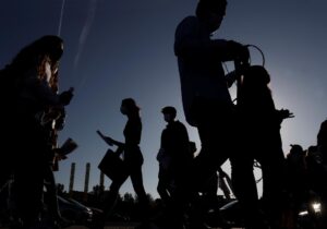 Un grupo de estudiantes se dirigen al campus de la Universidad Pública de Navarra. EFE/ Jesús Diges