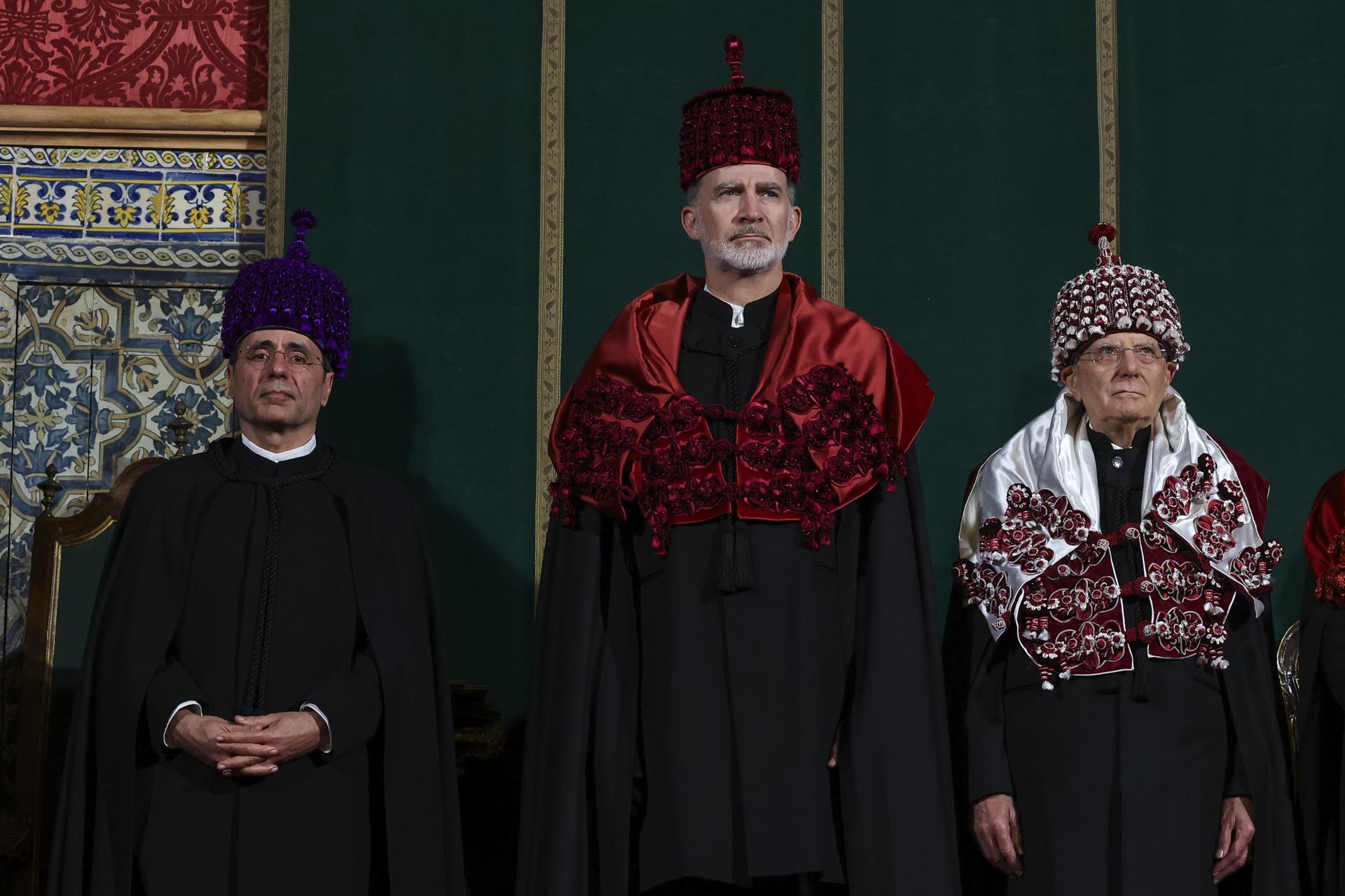 El presidente de la República Italiana, Sergio Mattarella (d), y el rey Felipe VI de España (c), durante la ceremonia de entrega de sus respectivos doctorado honoris causa de la Universidad de Coimbra, en Coimbra (Portugal). EFE/Paulo Novais