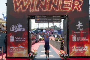 La triatleta británica, Lucy Charles- Barclay, ganadora del Ironman Lanzarote 2025, prueba que se disputó por toda la isla. EFE/ Adriel Perdomo