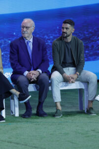 El exfutbolista y ex entrenador Vicente del Bosque (i) y el exfutbolista David Villa (d) participan en la presentación oficial de la alianza entre Moeve , LALIGA y Liga F este martes, en el pabellón satélite de la Casa de Campo, en Madrid. EFE/ Zipi Aragón